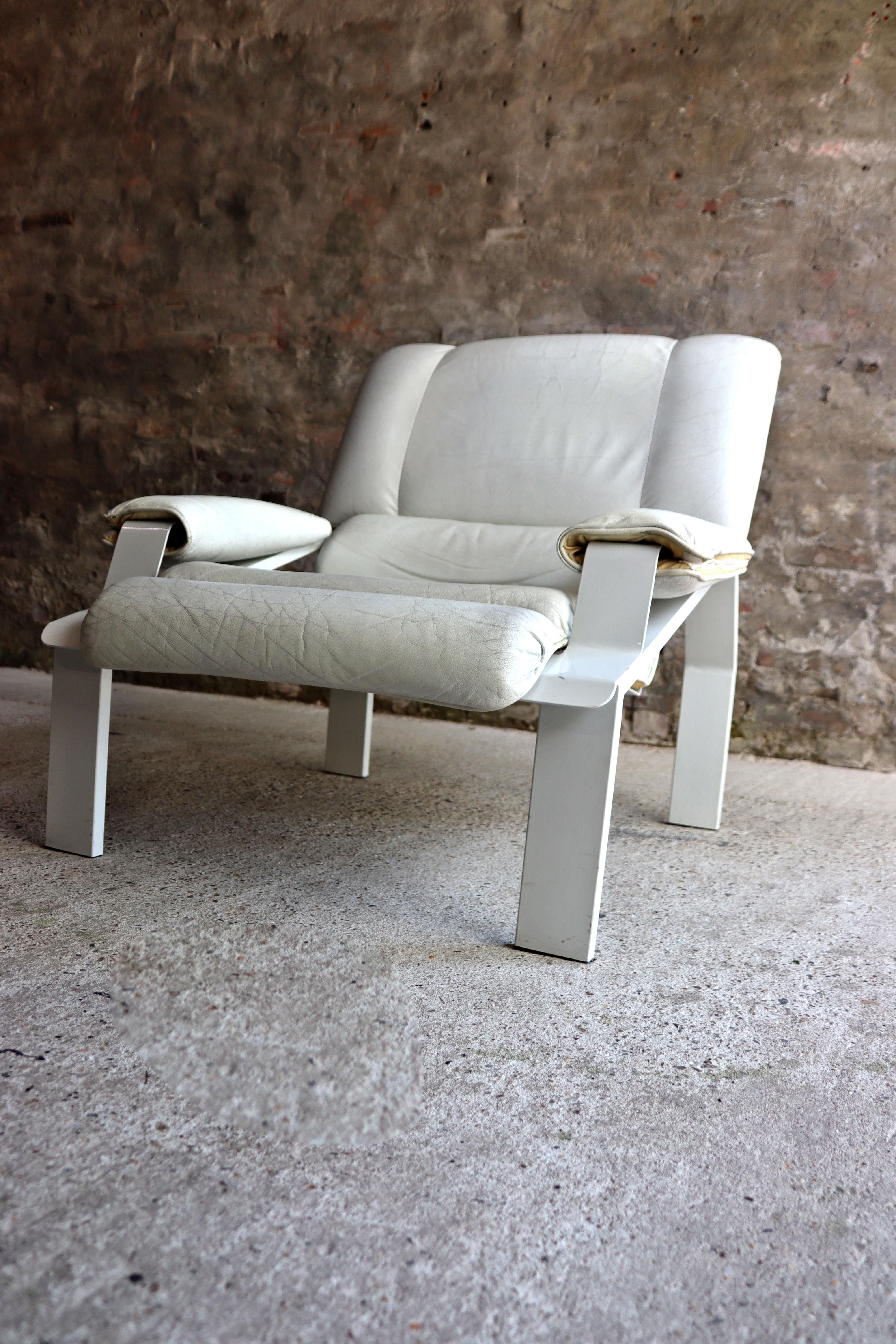Joe Colombo – LEM chair – White Leather – Bieffeplast – Italy – 1960s For Sale 11