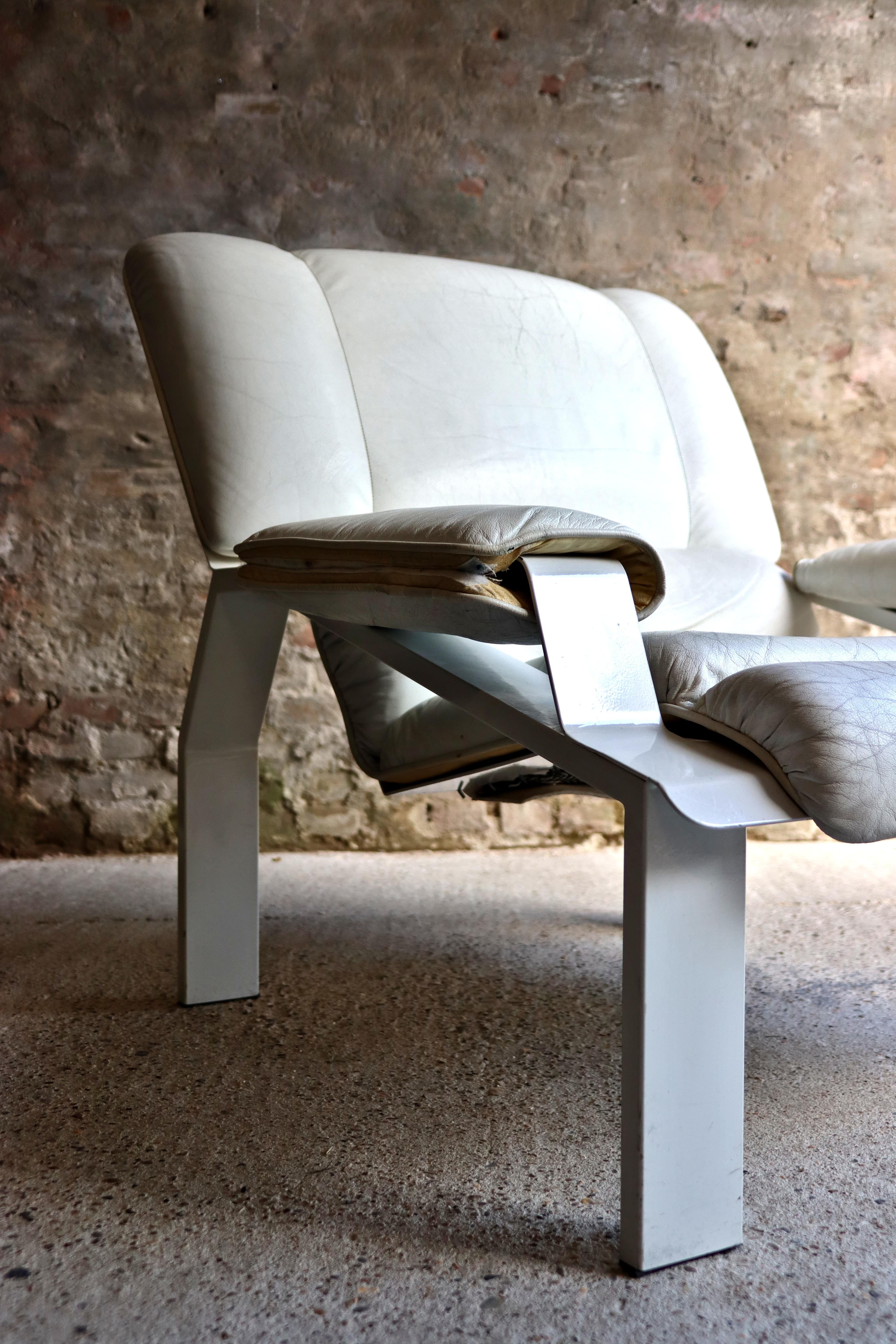 Joe Colombo – LEM chair – White Leather – Bieffeplast – Italy – 1960s For Sale 3