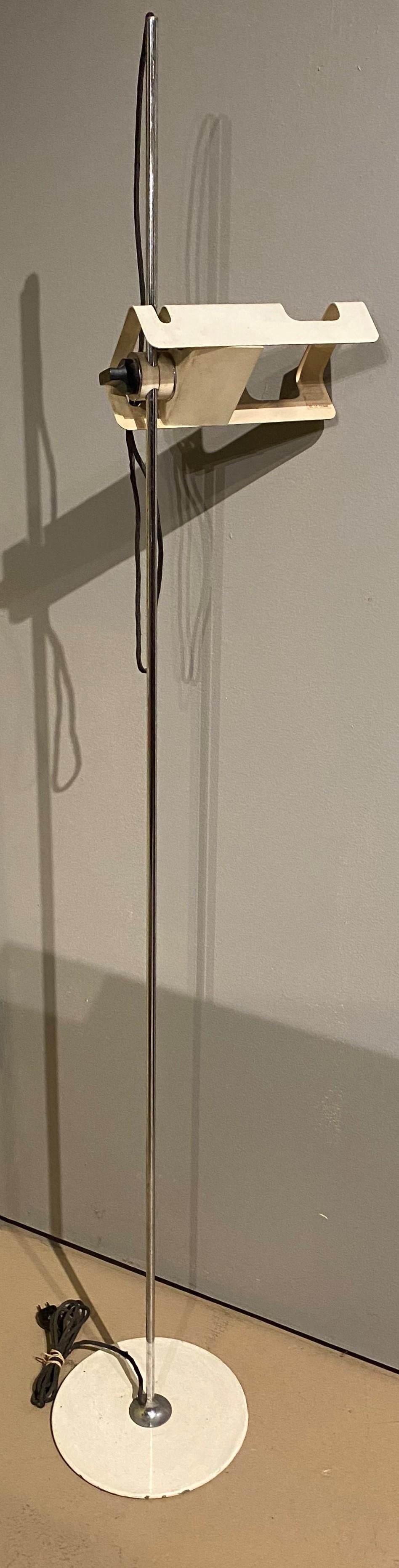 Un beau lampadaire araignée réglable en métal, blanc et chrome, de style moderne du milieu du siècle, conçu par Joe Colombo pour Oluce en Italie, vers les années 1960. Colombo a étudié l'art à l'Académie Brera de Milan et a rejoint le mouvement de