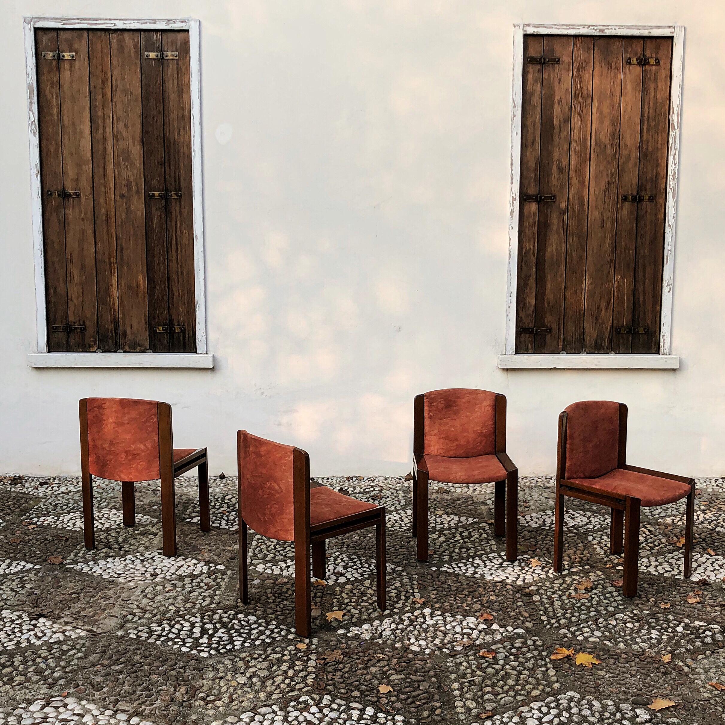 Joe Colombo Midcentury Walnut Model 300 Dining Chair for Pozzi, 1966, Set of 4 In Good Condition In Vicenza, IT