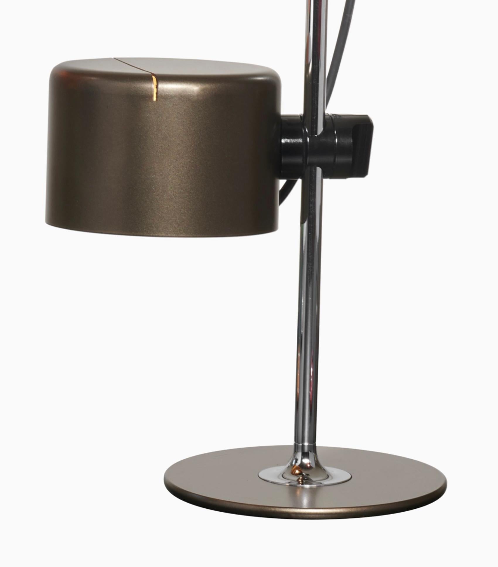 Lampe de table modèle Mini Coupe conçu par Joe Colombo.
Lampe de table à lumière directe, base en métal laqué, tige chromée, réflecteur réglable en aluminium laqué.
Fabriqué par Oluce, Italie.

Coupé est née en 1967 de l'intuition créatrice de Joe