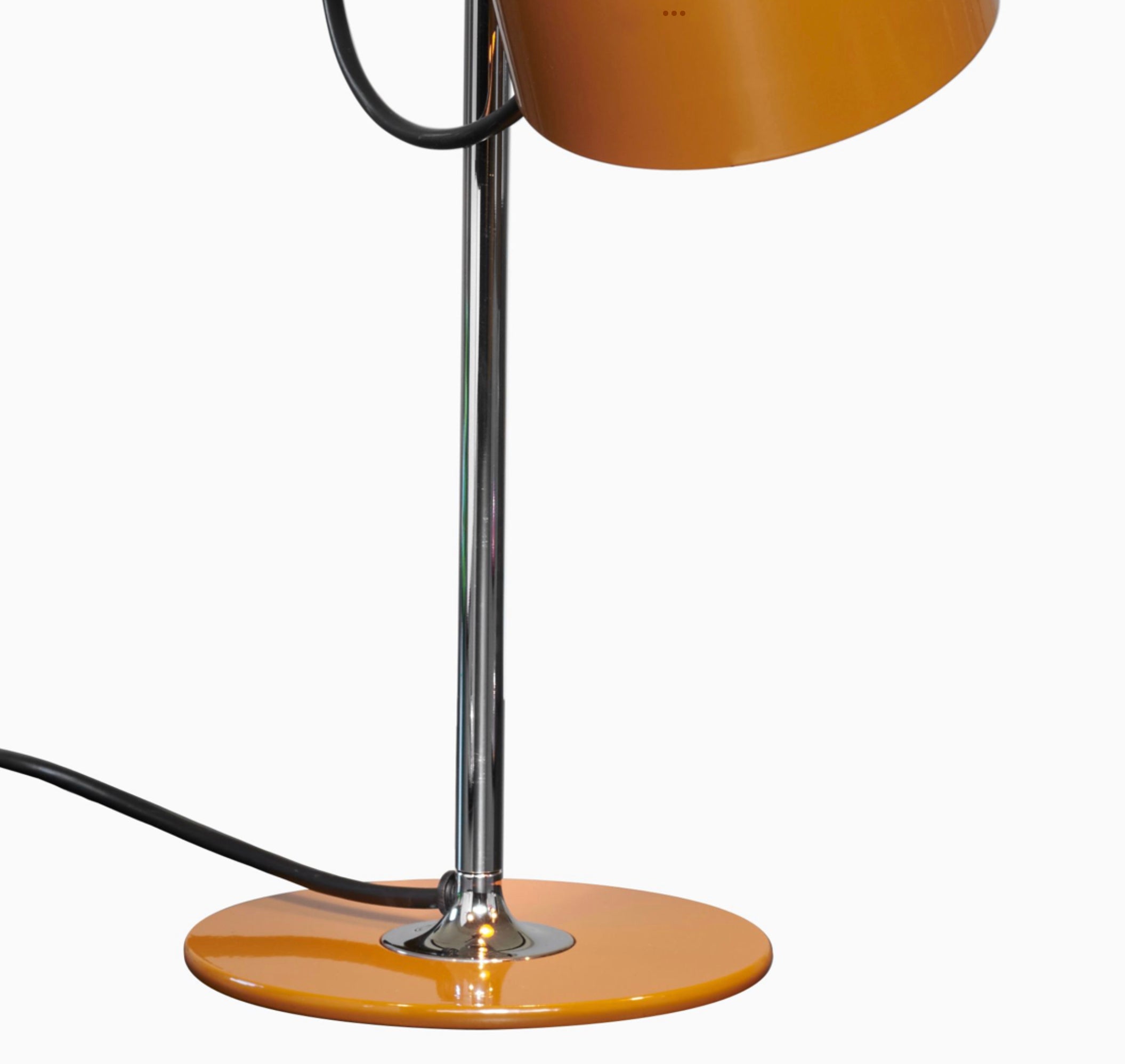 Lampe de table modèle Mini Coupe conçu par Joe Colombo.
Lampe de table à lumière directe, base en métal laqué, tige chromée, réflecteur réglable en aluminium laqué.
Fabriqué par Oluce, Italie.

Coupé est née en 1967 de l'intuition créatrice de Joe