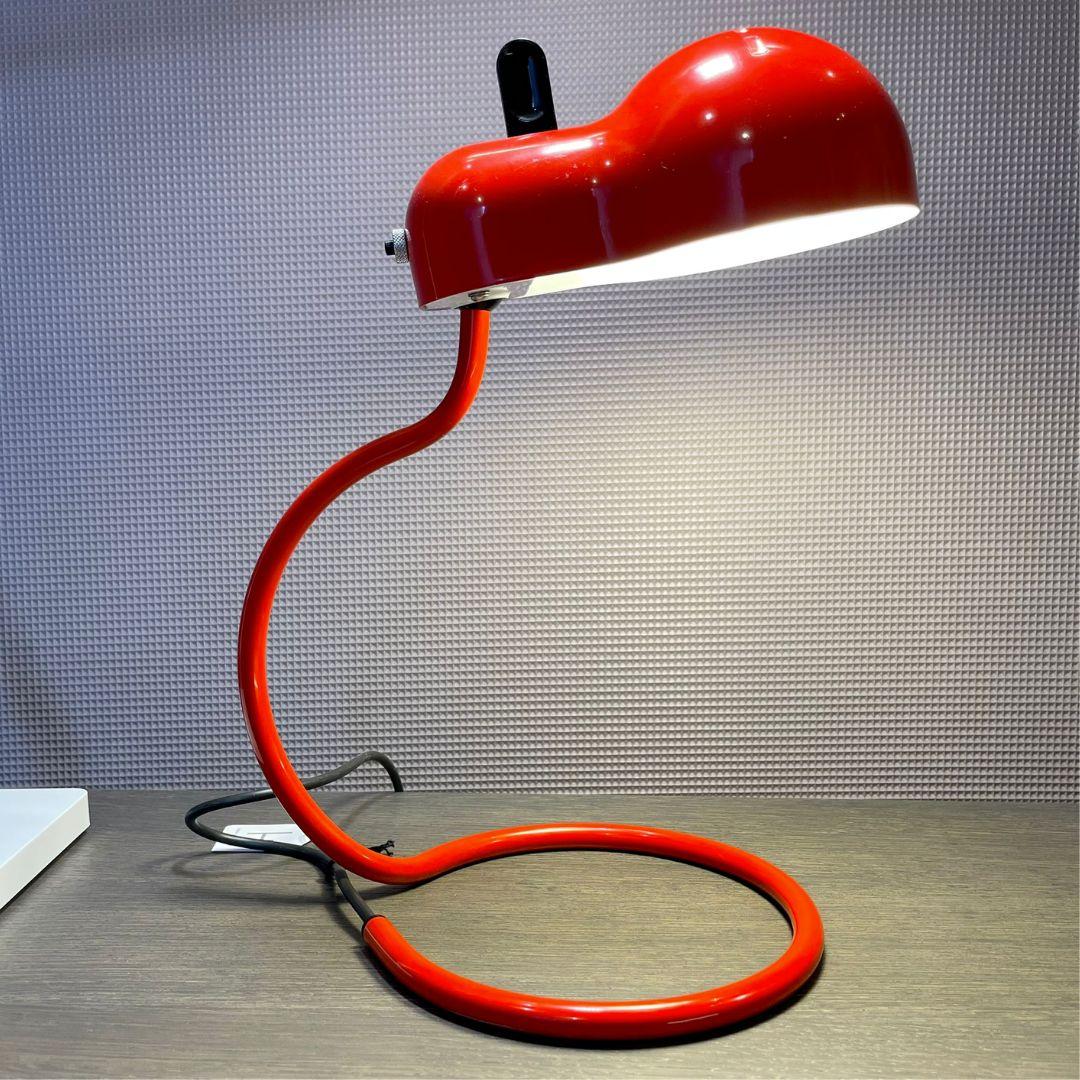 Lampe de table 'Minitopo' de Joe Colombo, édition spéciale en rouge pour Stilnovo

Fondée en 1946 à Milan, Stilnovo était l'une des entreprises d'éclairage les plus innovantes d'Italie au milieu du siècle dernier, produisant des pièces emblématiques