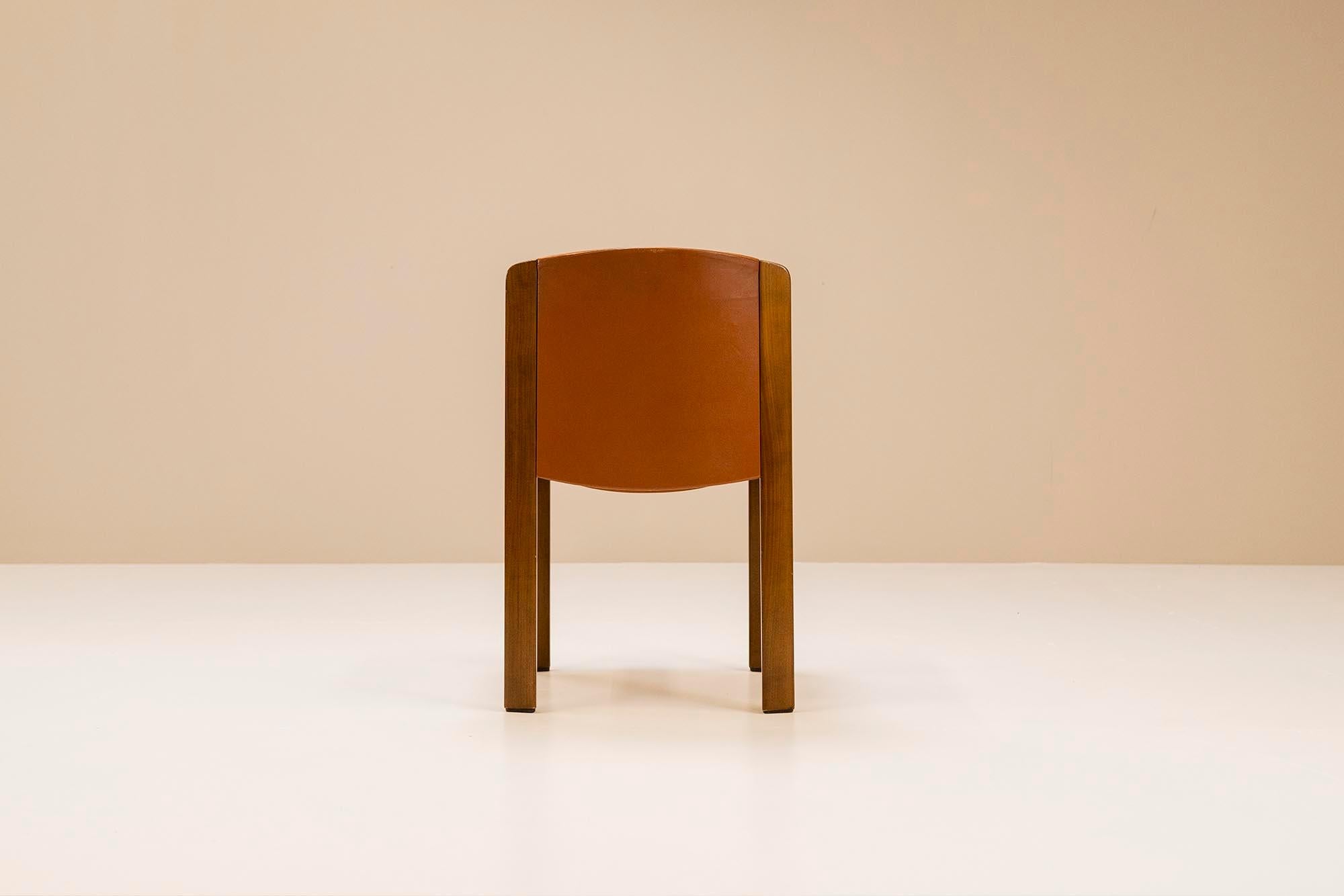 Joe Colombo 'Model 300' Dining Chairs in Oak and Leather for Pozzi, Italy 1965 For Sale 4