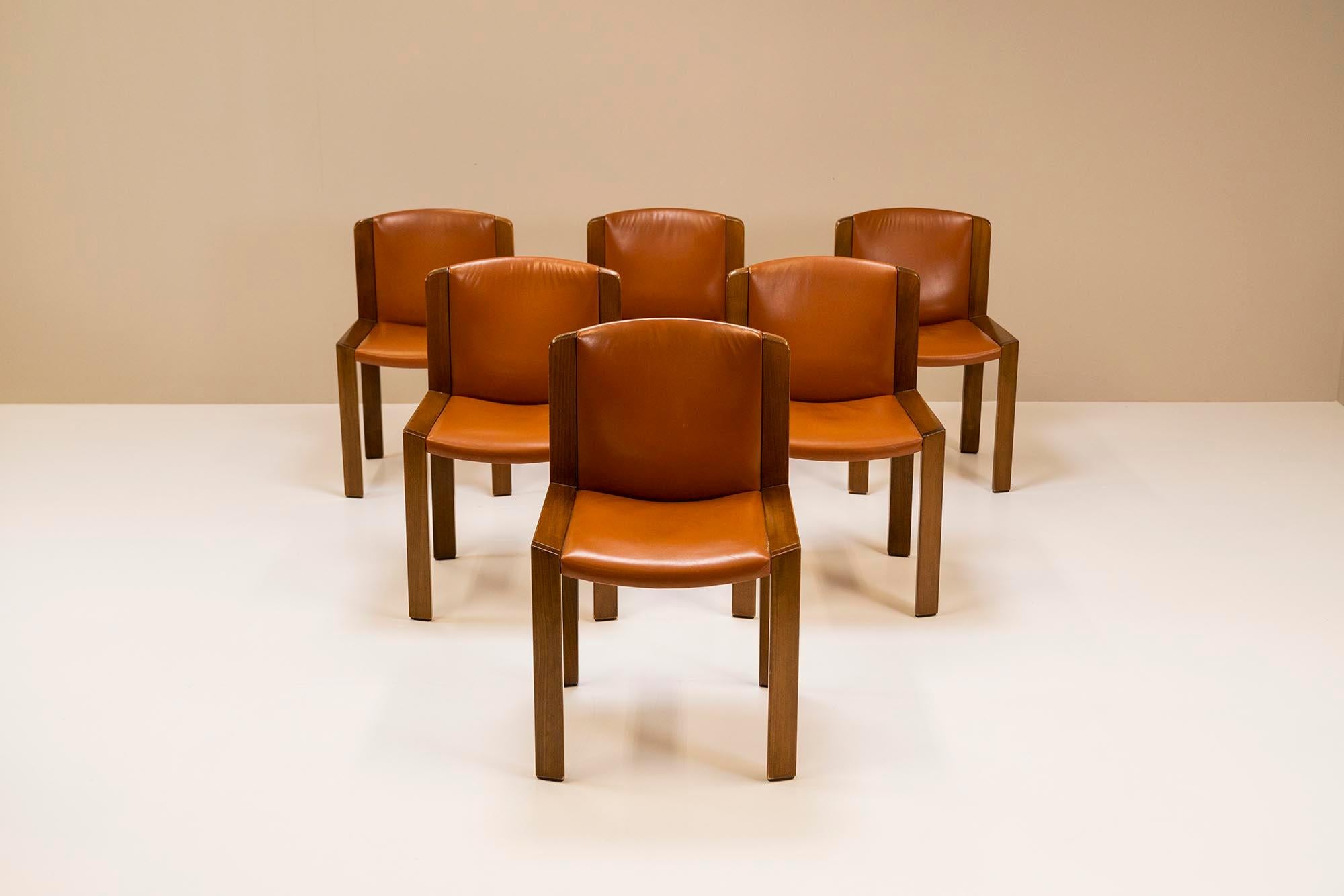 Italian Joe Colombo 'Model 300' Dining Chairs in Oak and Leather for Pozzi, Italy 1965 For Sale