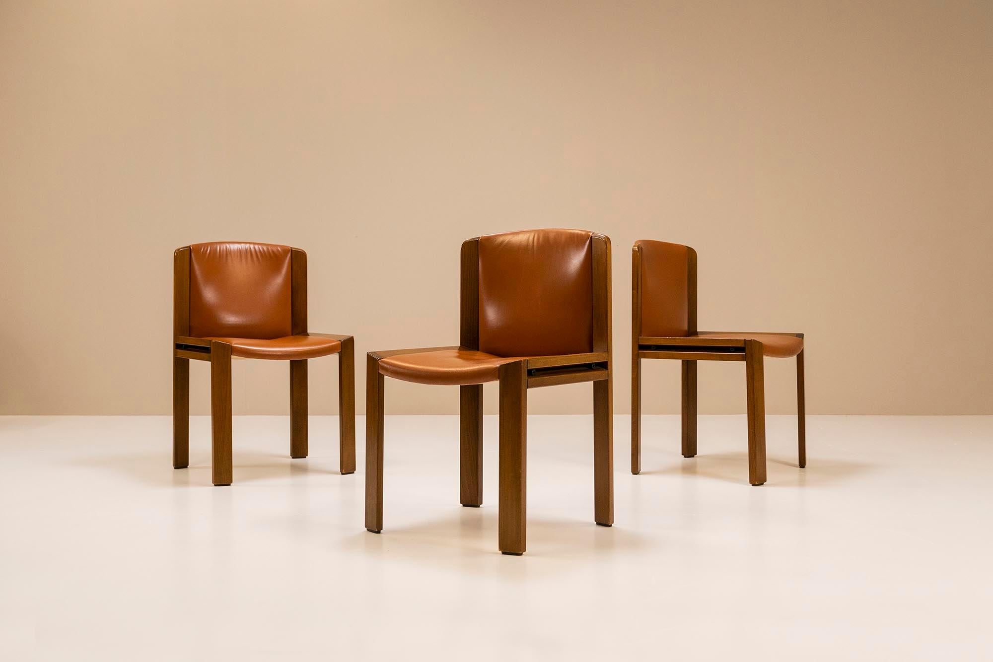 Joe Colombo 'Model 300' Dining Chairs in Oak and Leather for Pozzi, Italy 1965 In Good Condition For Sale In Hellouw, NL