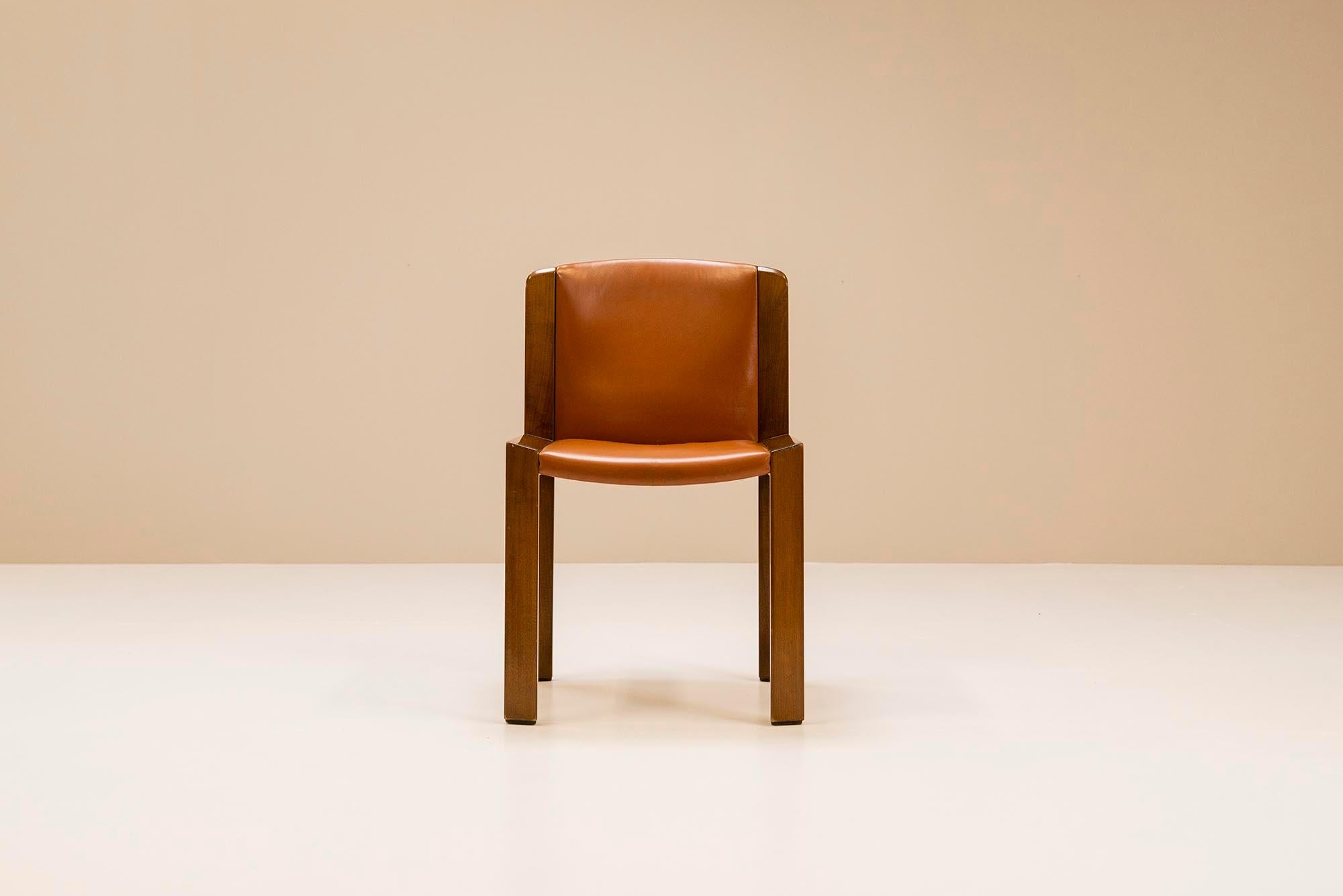 Joe Colombo 'Model 300' Dining Chairs in Oak and Leather for Pozzi, Italy 1965 For Sale 1