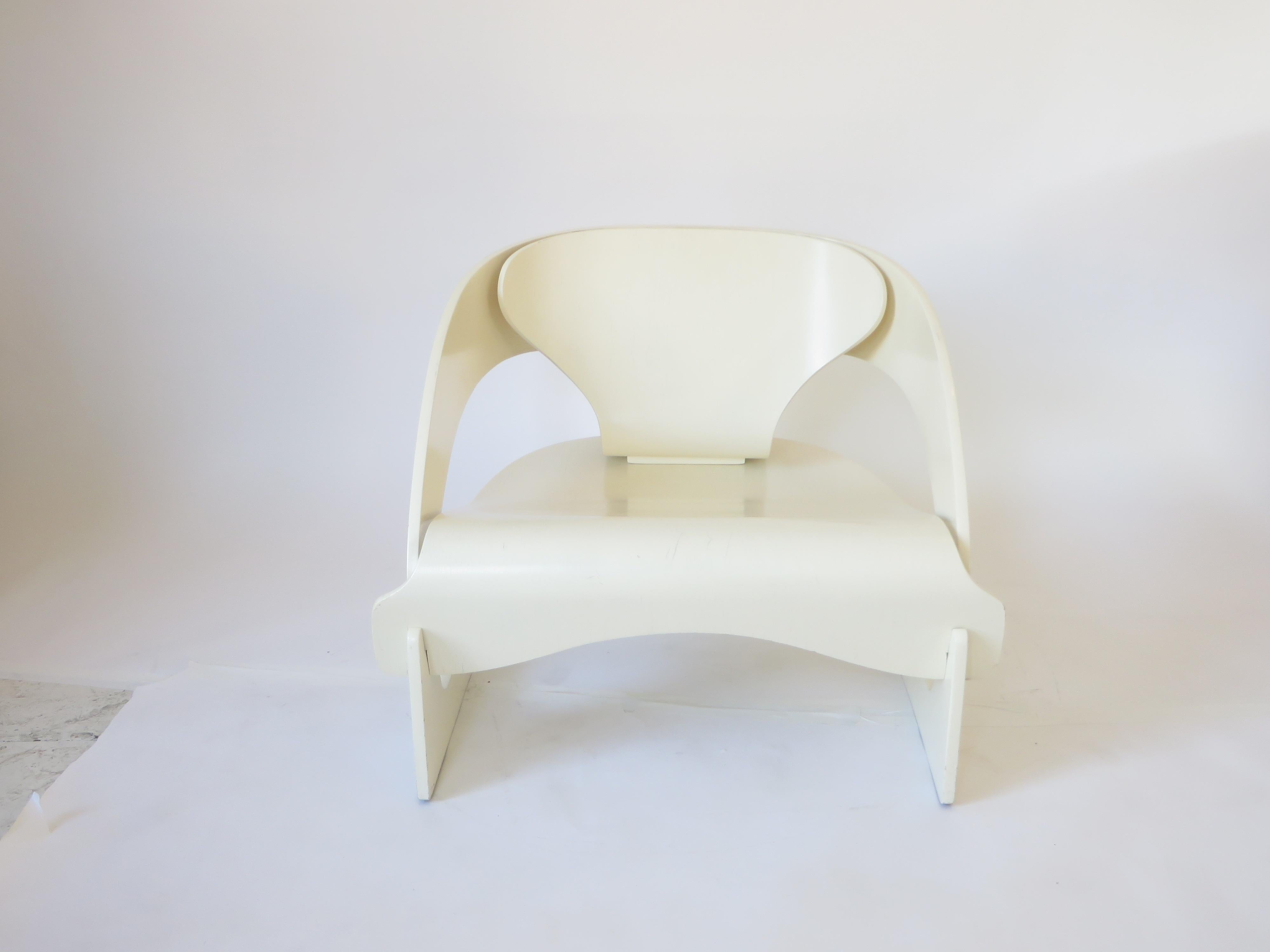 Joe Colombo designed the Model 4801 chair from three curved pieces bent beech plywood. Colombo’s innovative idea was to design a lounge chair that could simply slot togehter with no screws or fasteners of any kind. The weight of the sitter then