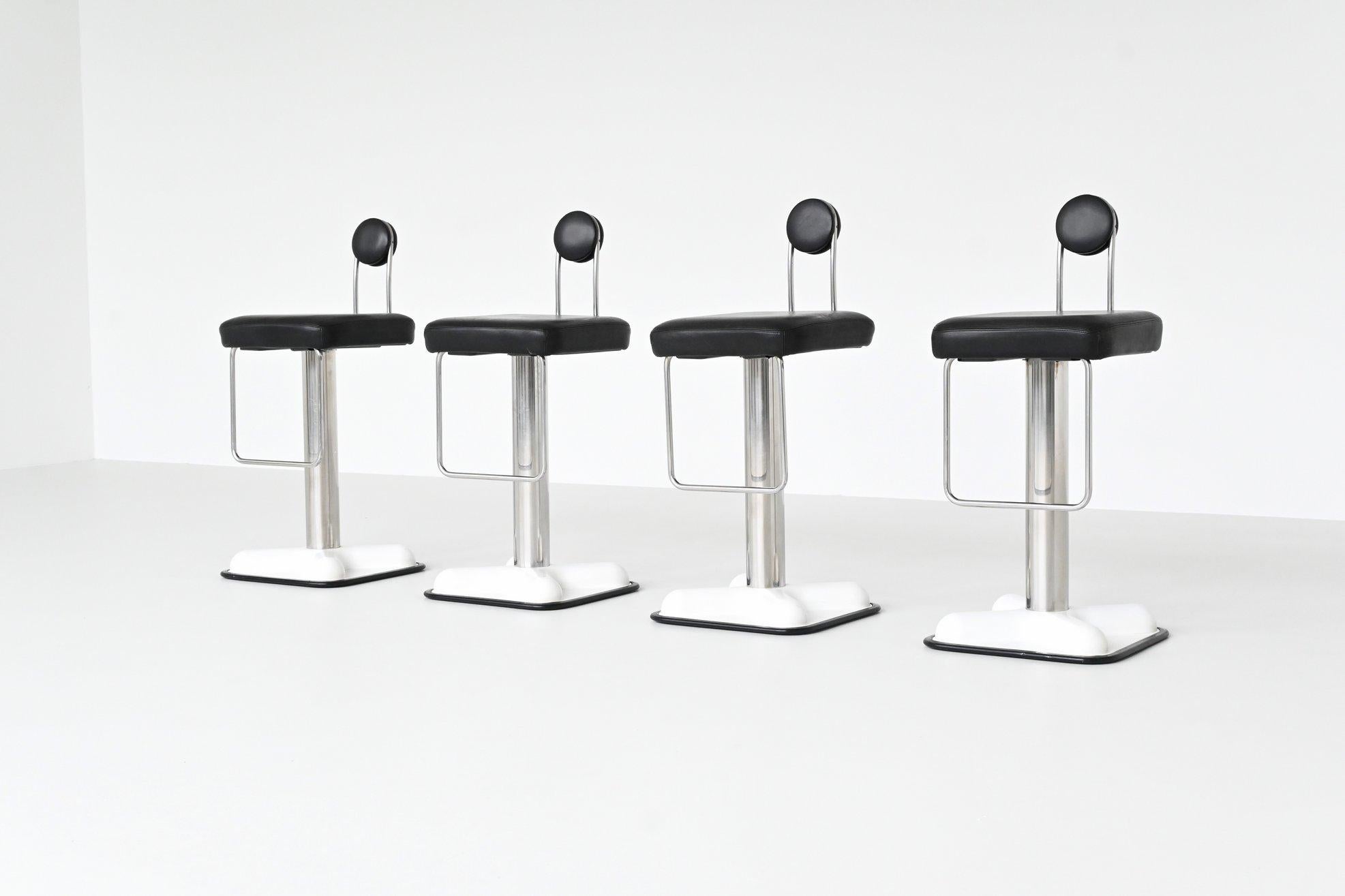 Ensemble iconique de quatre tabourets de bar modèle Birillo conçu par Joe Colombo pour Zanotta, Italie 1971. Ces tabourets de bar pop art sont dotés d'une base en fibre de verre blanche avec bord en caoutchouc noir, d'une tige en métal chromé