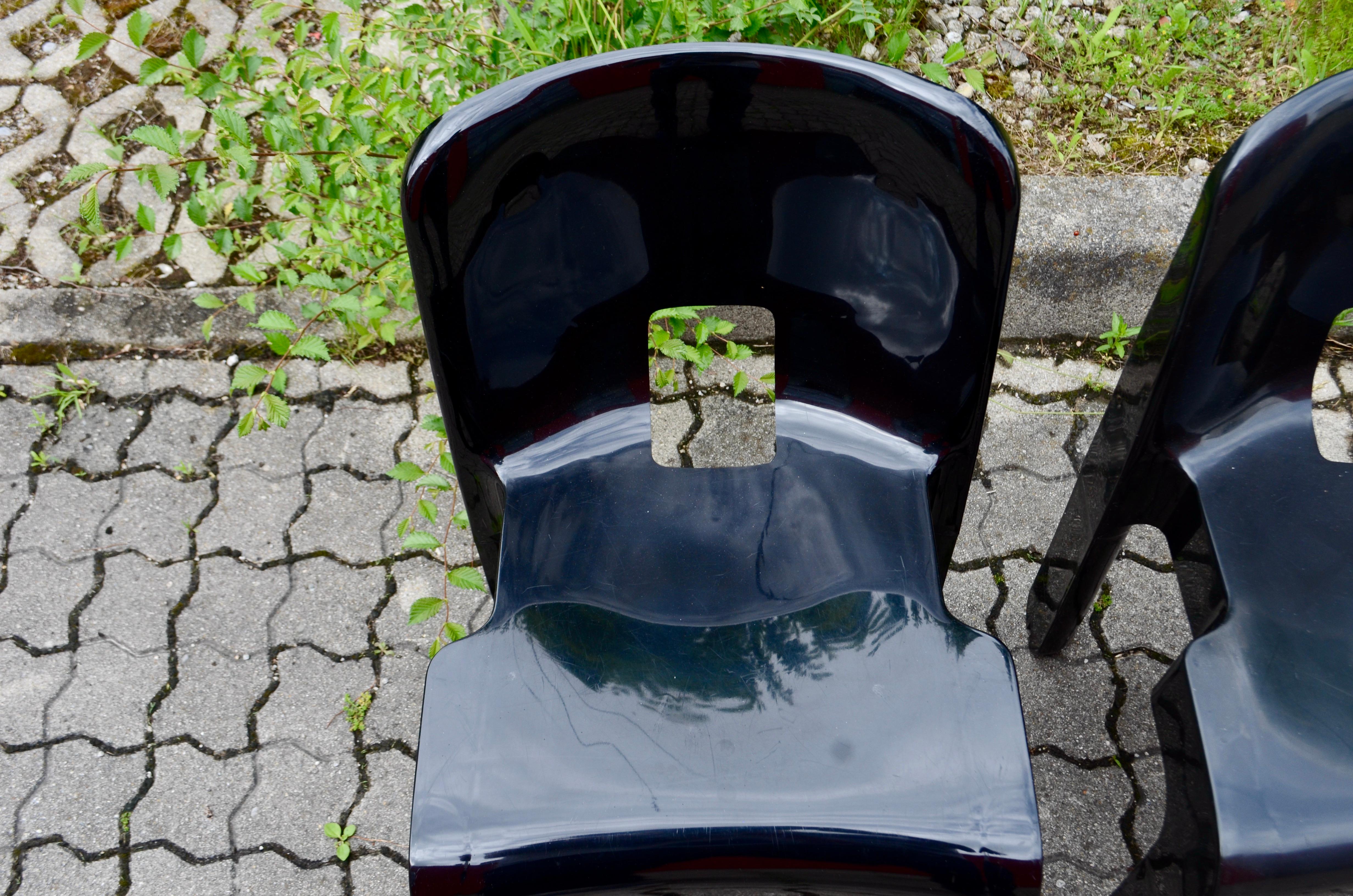 Design classique italien Plastique/ Polypropylène  chaises chaises en noir. 
Modell  48672500Universel 
Design Joe Colombo pour Kartell. Les chaises sont produites en 1979.
Ensemble de 3 chaises.
Ils sont empilables.
Bon état.

