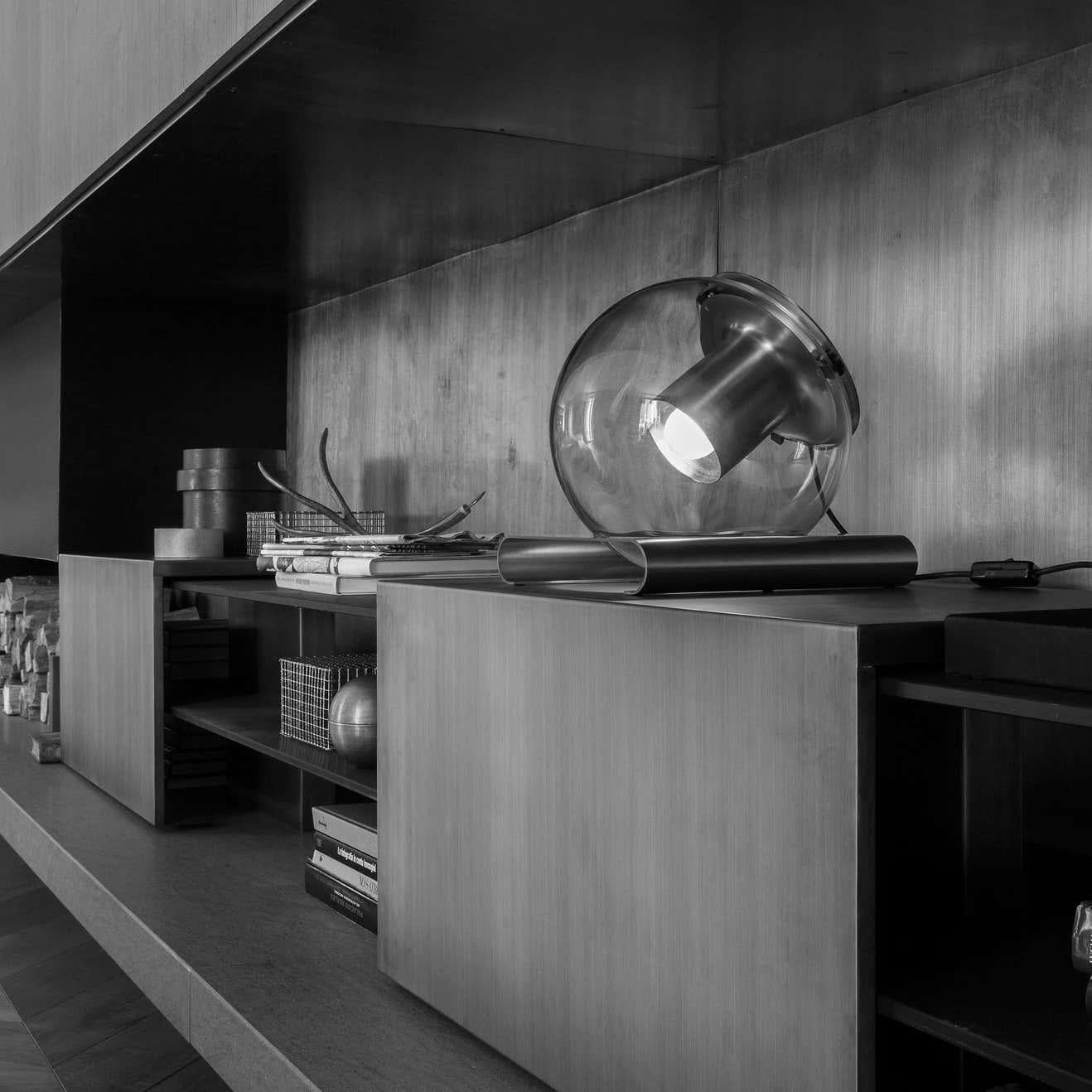 XXIe siècle et contemporain Lampe à poser nickelée Joe Colombo 'The Globe' by Oluce en vente