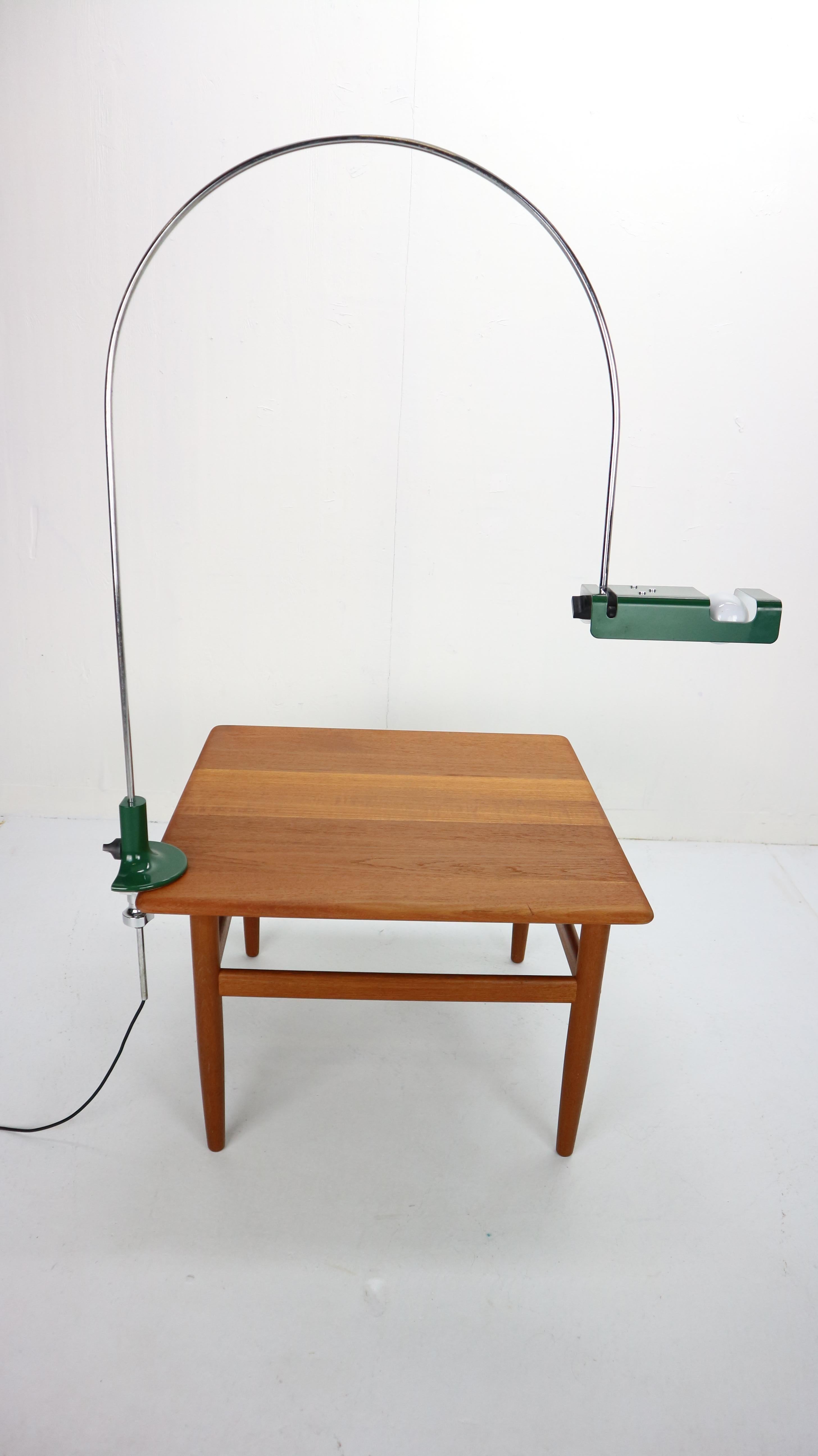 A Minimalist sculptural Mid-Century Modern desk or table lamp from the 1960s designed by Joe Colombo for Oluce, Italy.
Model- 293.
Height-adjustable and rotatable with a tiltable and rotatable shade on an arched chrome-plated steel arm.