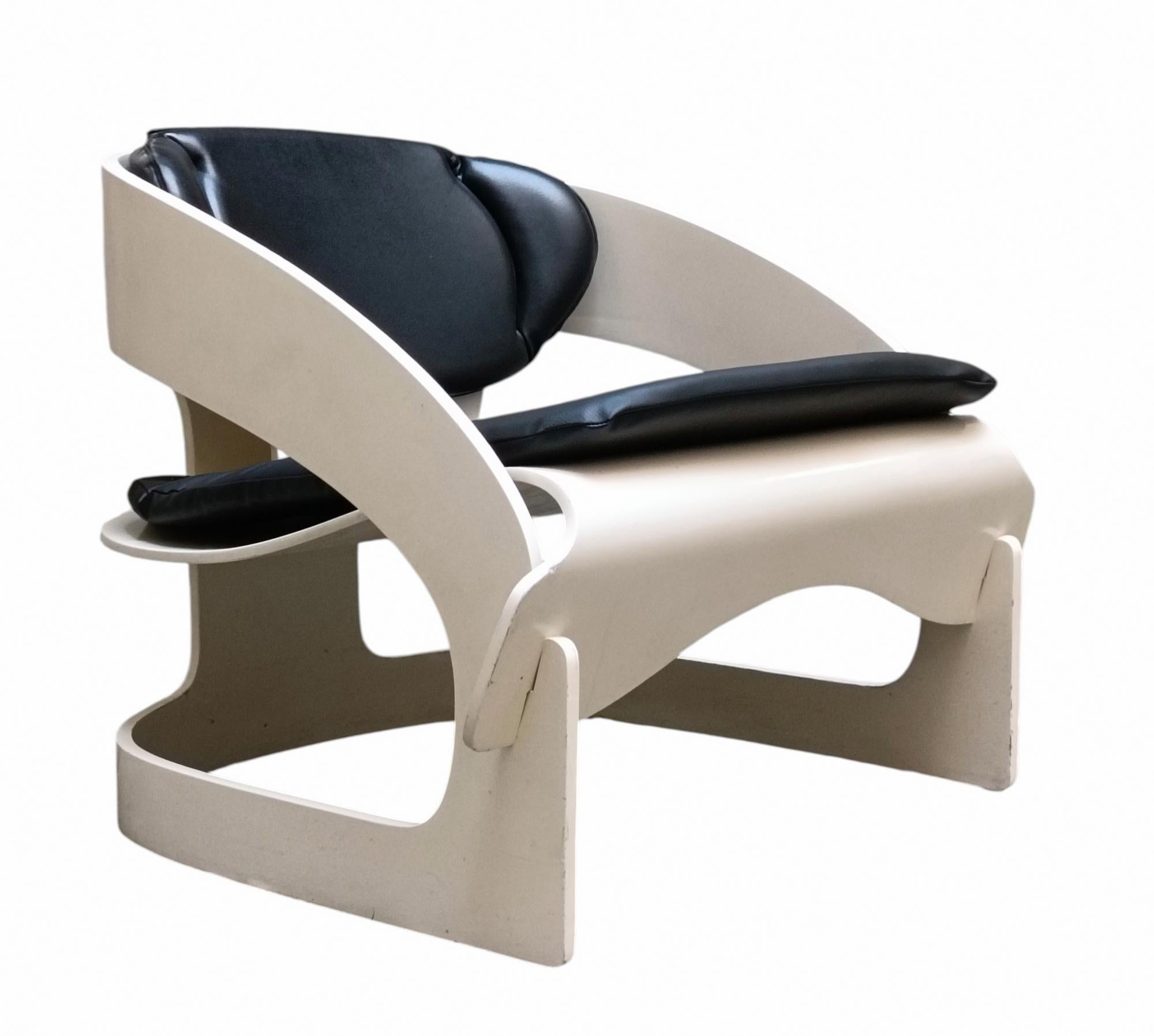Fantástico y gran sillón de madera de haya curvada en blanco, Mod. 4801 Diseñado por Joe Colombo y producido por Kartell en Italia, un icono del Modernismo italiano. En la década de 1960 se fabricó un número limitado de 4801 sillas de madera, y ésta