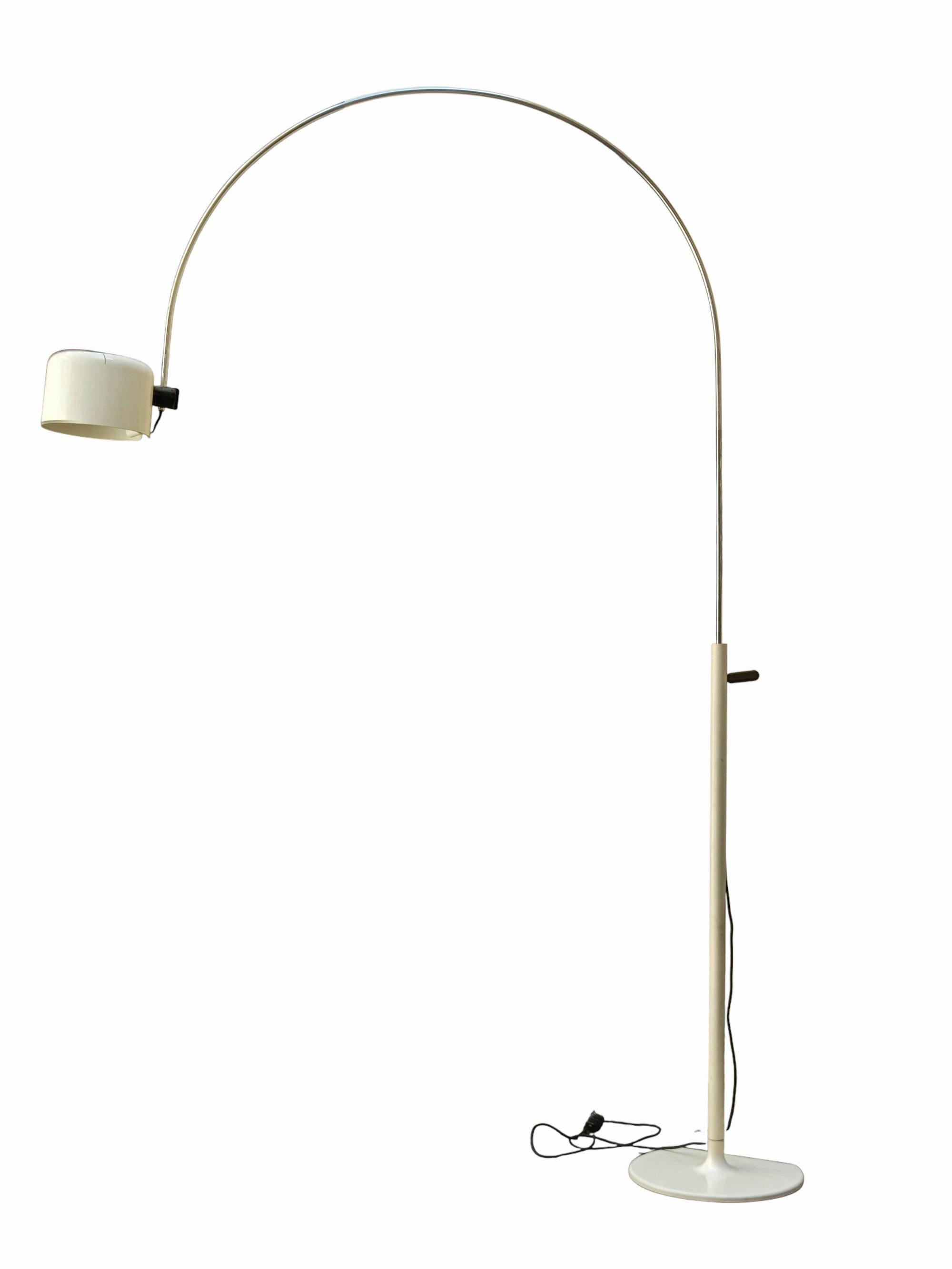 Coupe Stehleuchte von Joe Colombo für O-Luce. Im Jahr 1968 erhielt er den International Design Award in Chicago und ist Teil der ständigen Sammlung des MoMA in New York und der Neuen Sammlung in München. Sein natürliches und vielseitiges Design