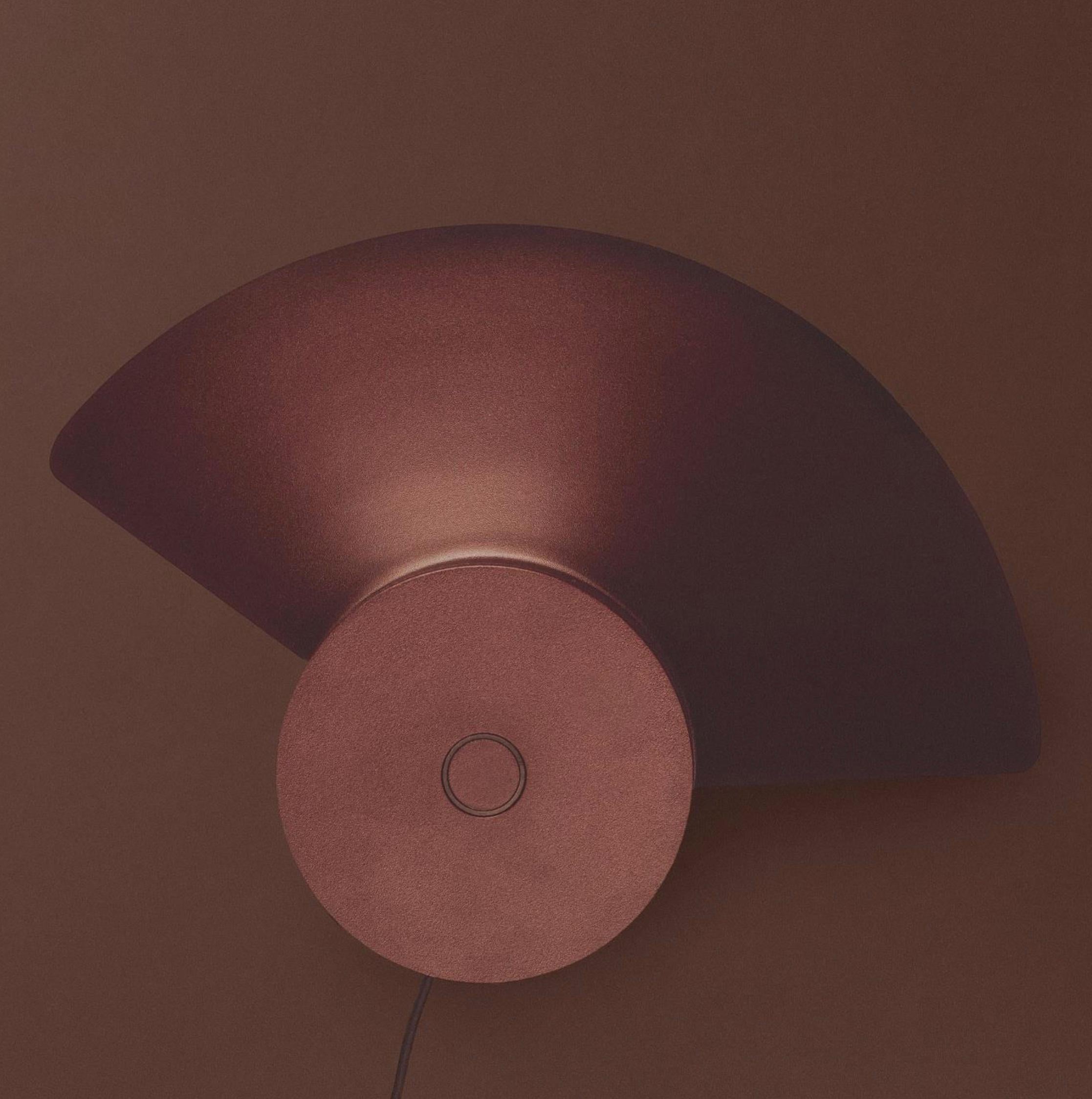 Une lampe (en blanc) est en stock, d'autres (et d'autres couleurs) sont disponibles sur commande. 

Le prolifique architecte et designer italien Joe Colombo, né Cesare Colombo, croyait en un design démocratique et fonctionnel, destiné à être utilisé