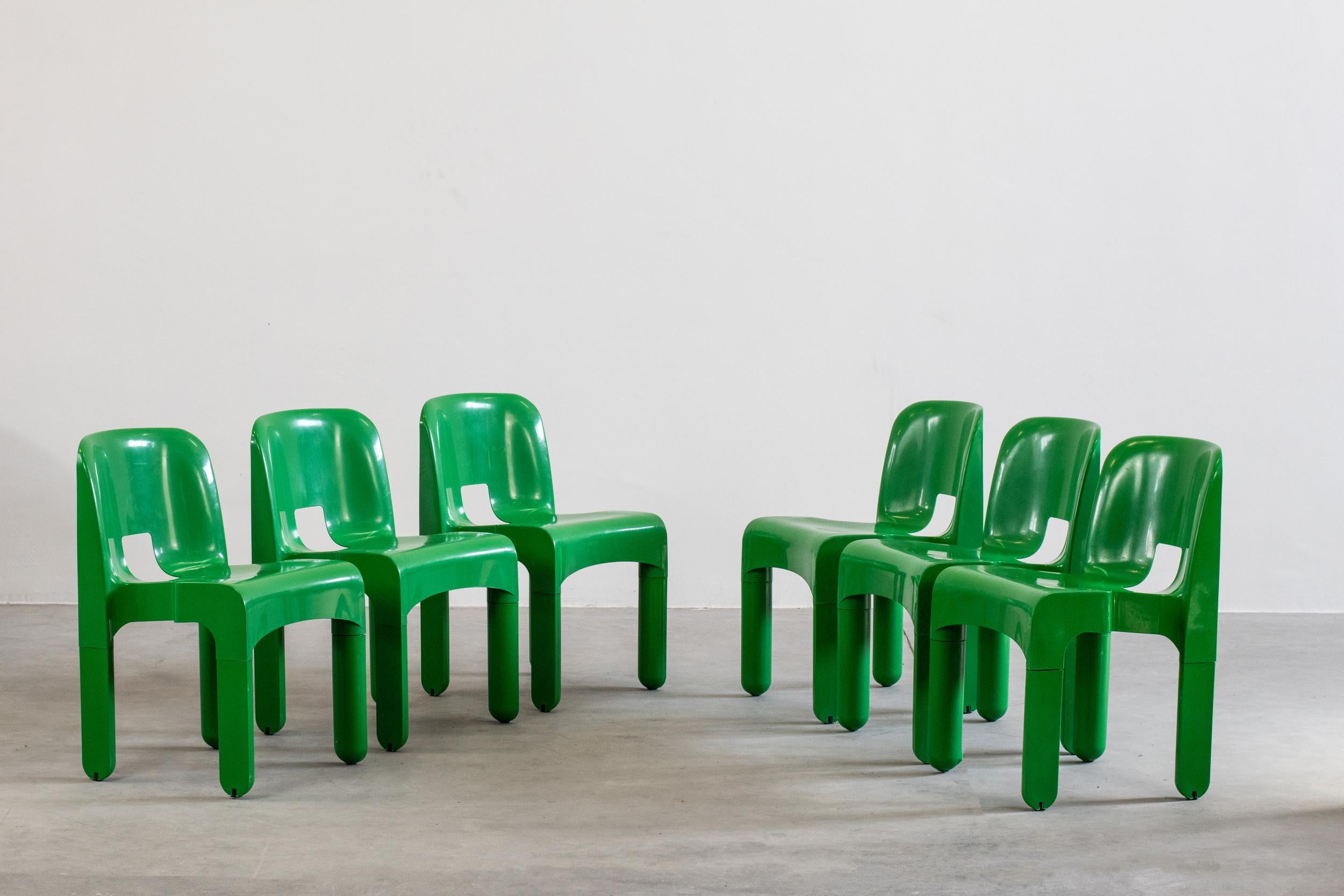 Set of six Universale chairs in green plastic, designed by Joe Colombo and produced by Kartell in the late 60s. 

(Also for outdoor use).
