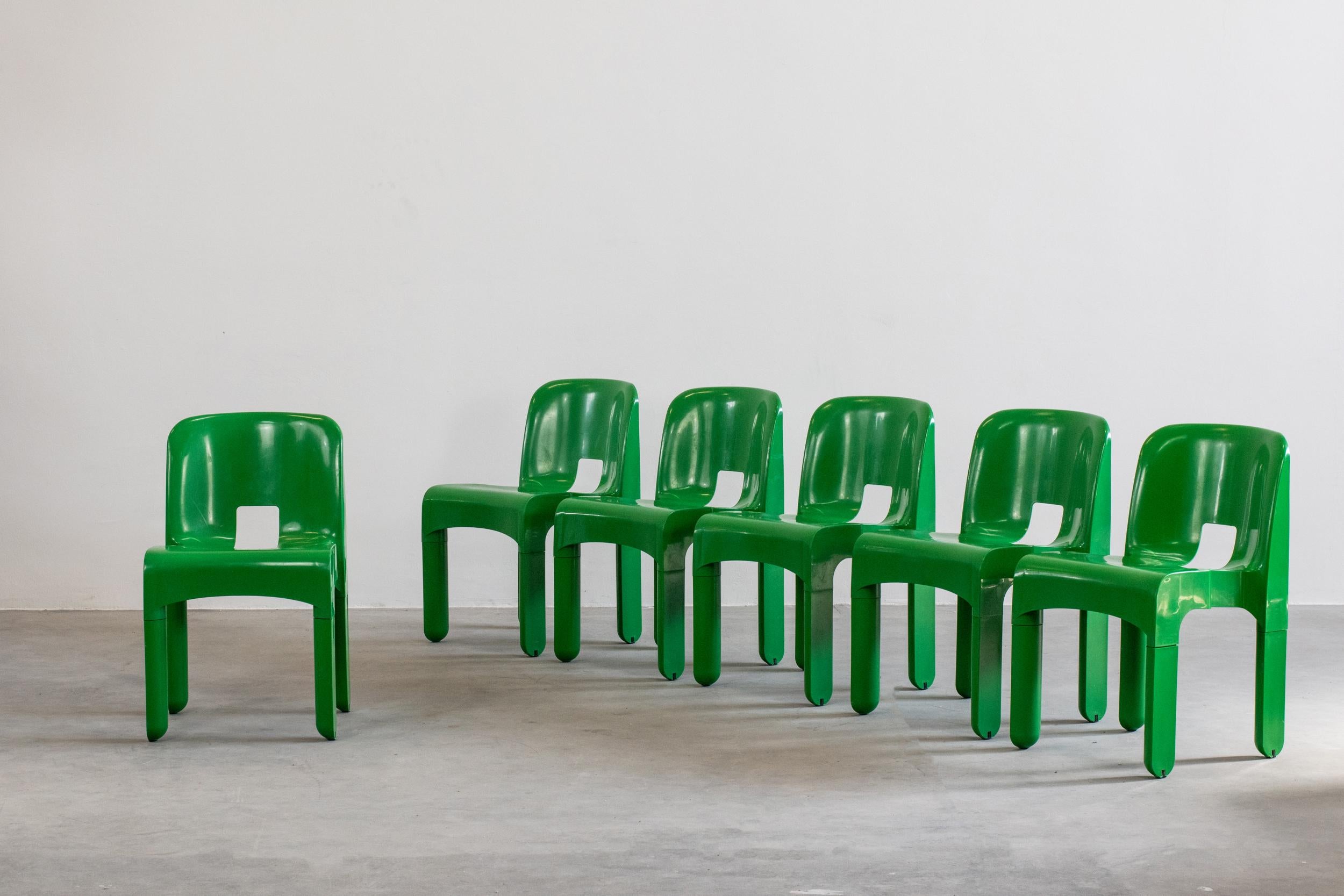 italien Joe Colombo Ensemble de six chaises vertes Universale de Kartell:: années 1960