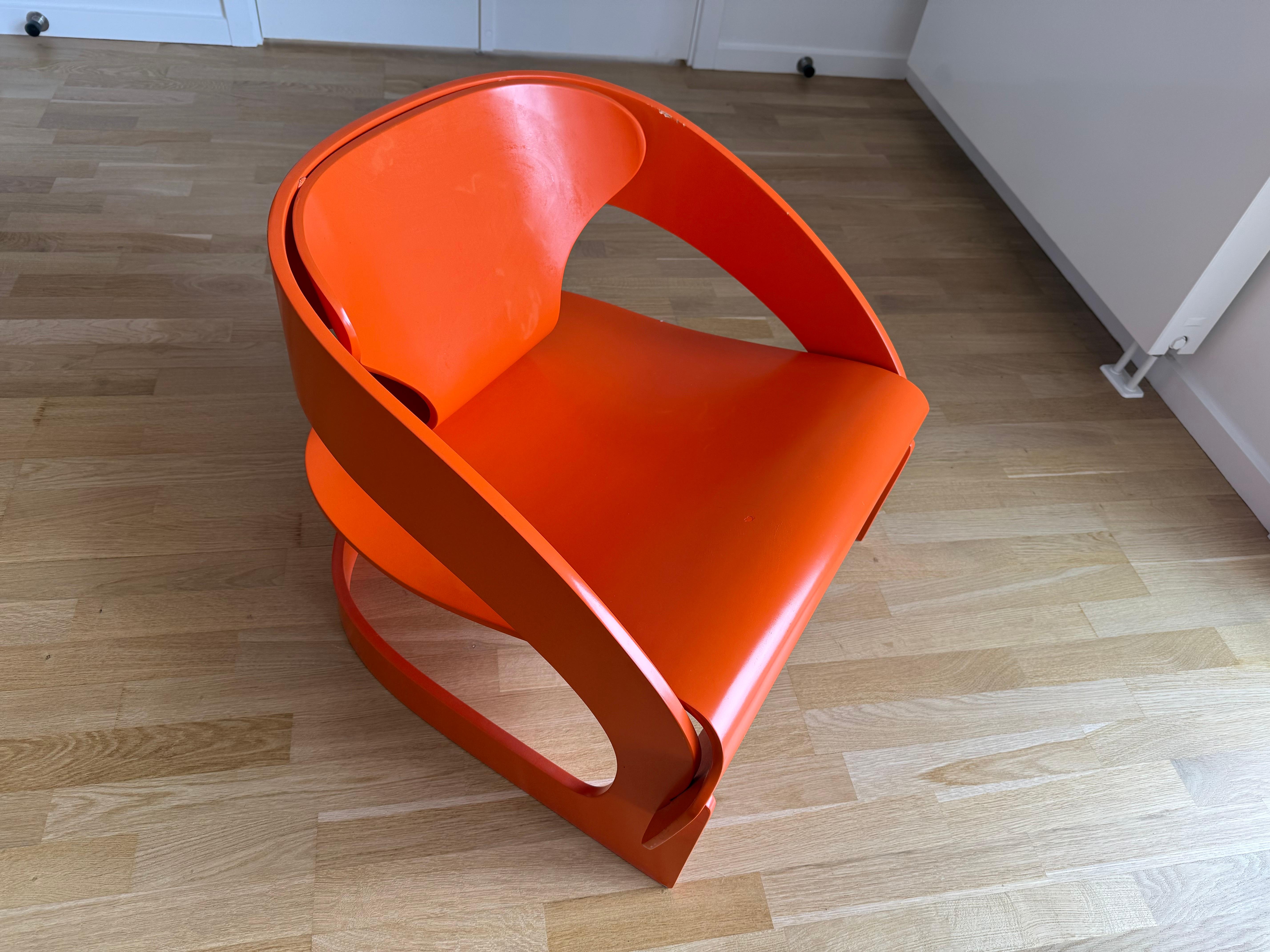 Imponente e scultorea, questa è l'iconica poltrona 4801 disegnata da Joe Colombo nel 1963 e prodotta da Kartell, Italia. Realizzato con soli tre pezzi di compensato curvato, assemblati senza colla, cattura perfettamente lo spirito audace del design
