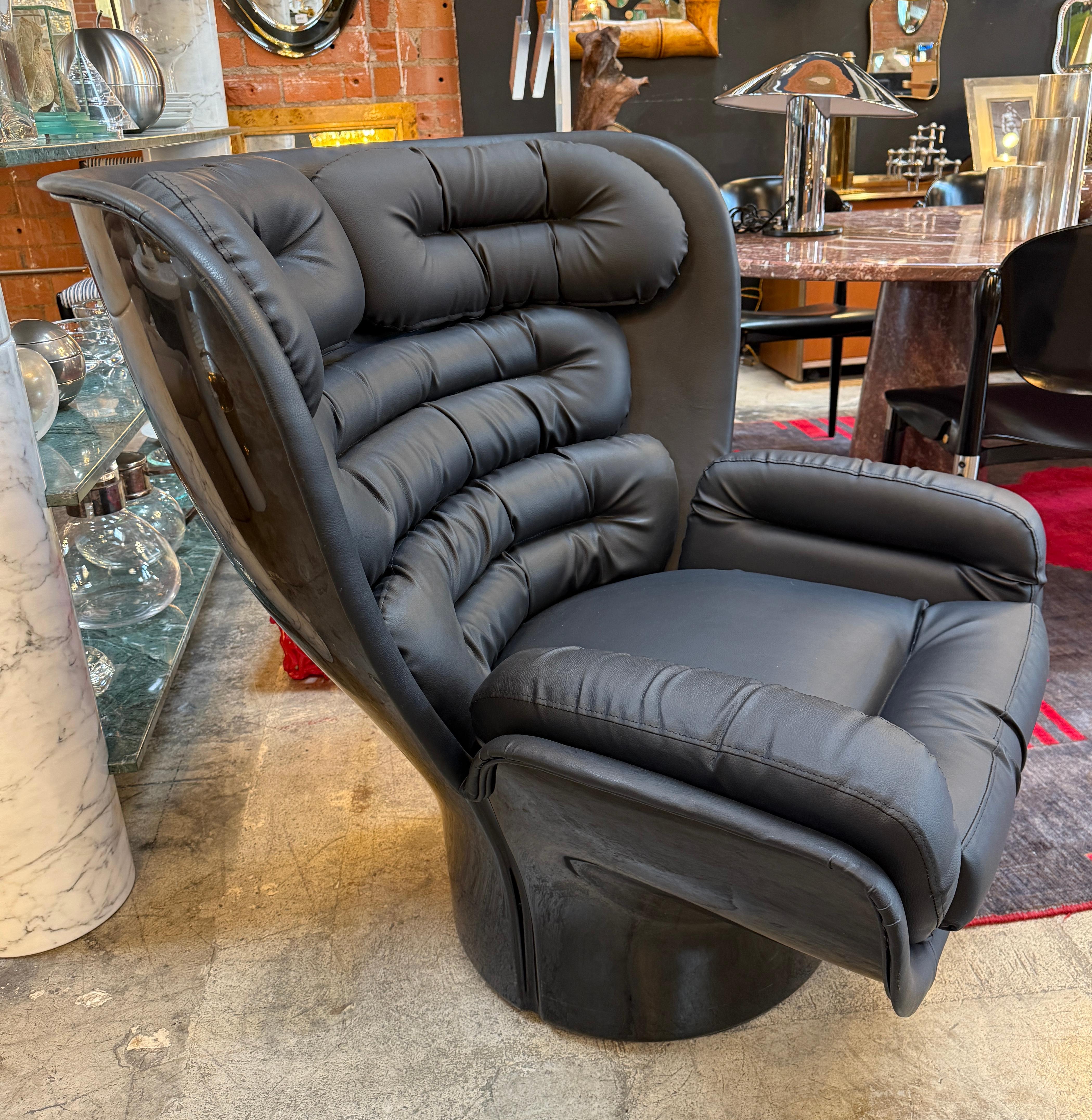 This is a Joe Colombo Elda chair, an iconic piece of mid-century modern design. It was first introduced in 1963 and remains a celebrated example of innovative furniture design. 