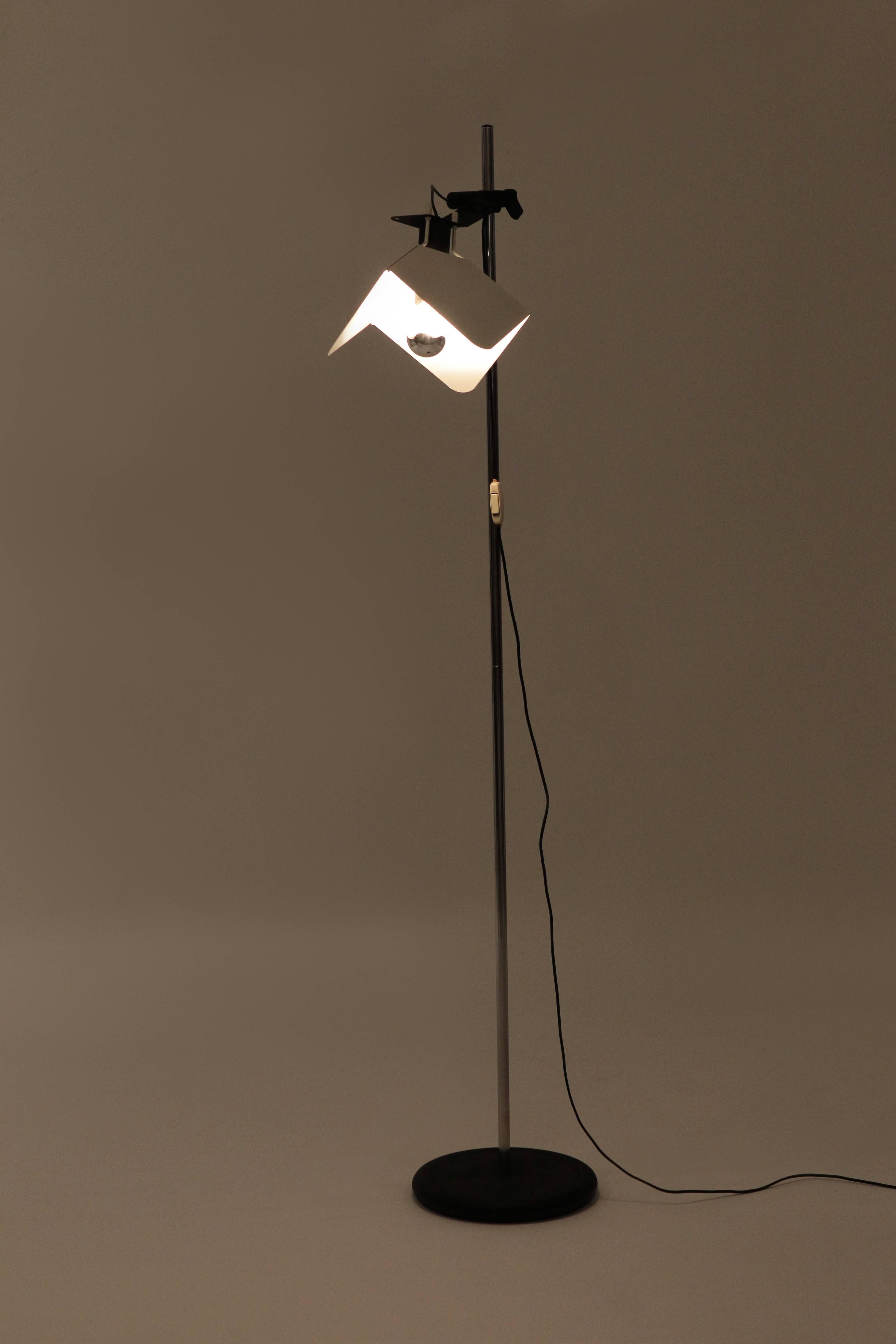 Joe Colombo “Triedro” floor lamp manufactured by Stilnovo in the 1970s in Italy. Adjustable, white lacquered metal shade attached with a joint to a chrome steel pole.