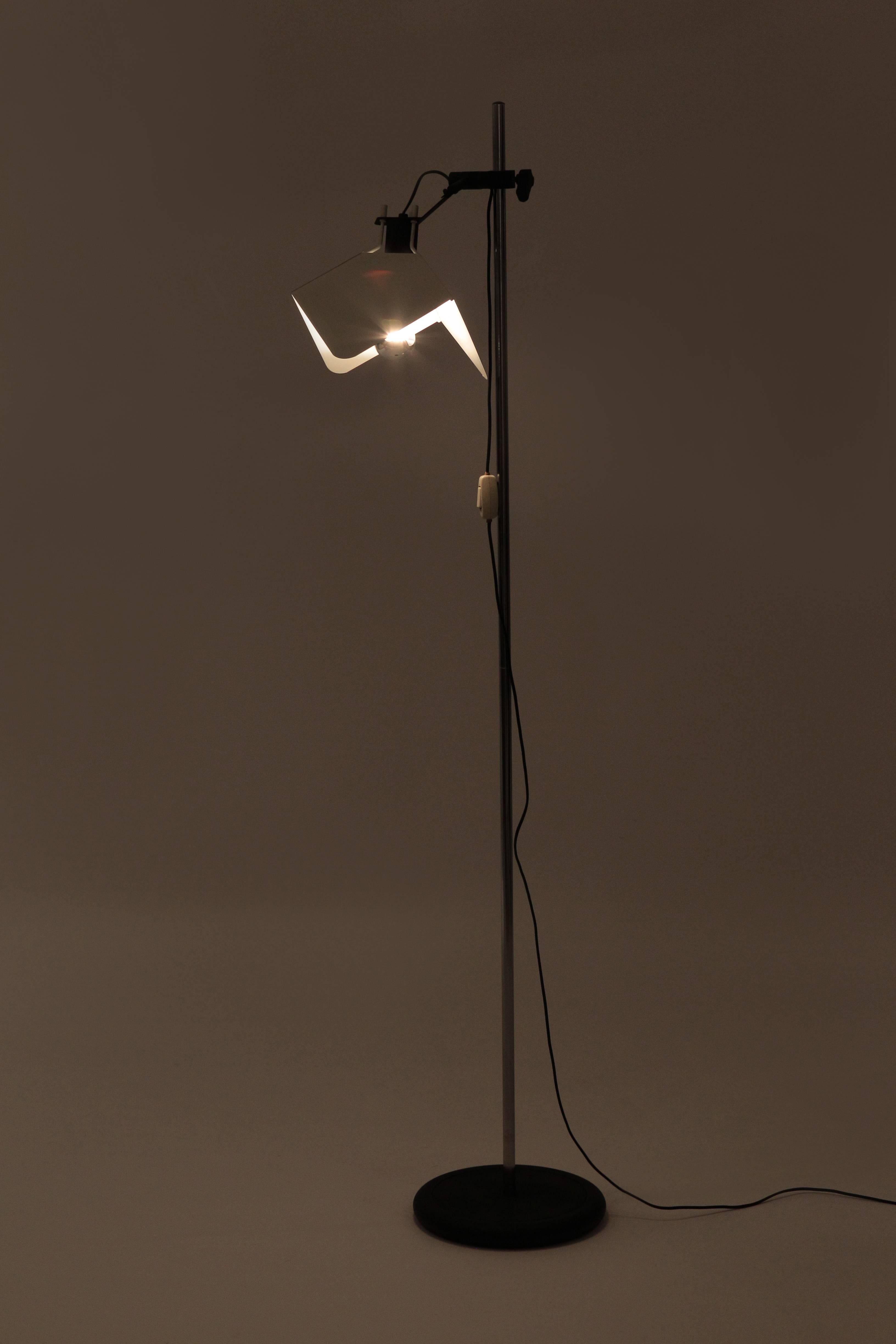 Joe Colombo “Triedro” Floor Lamp Stilnovo, 1970s In Good Condition For Sale In Basel, CH