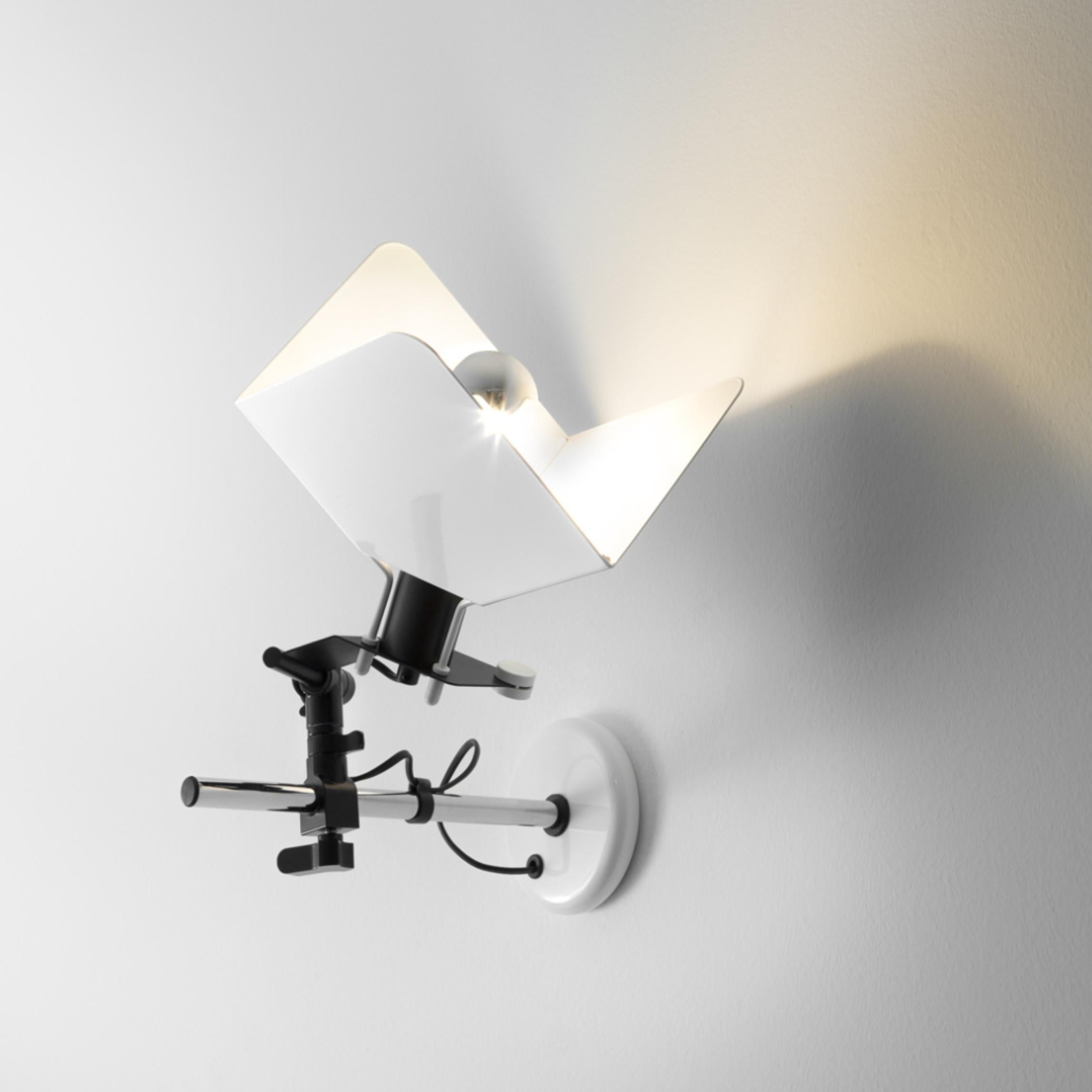 Mid-Century moderno Lampada da parete in metallo 'Triedro' di Joe Colombo in bianco per Stilnovo in vendita
