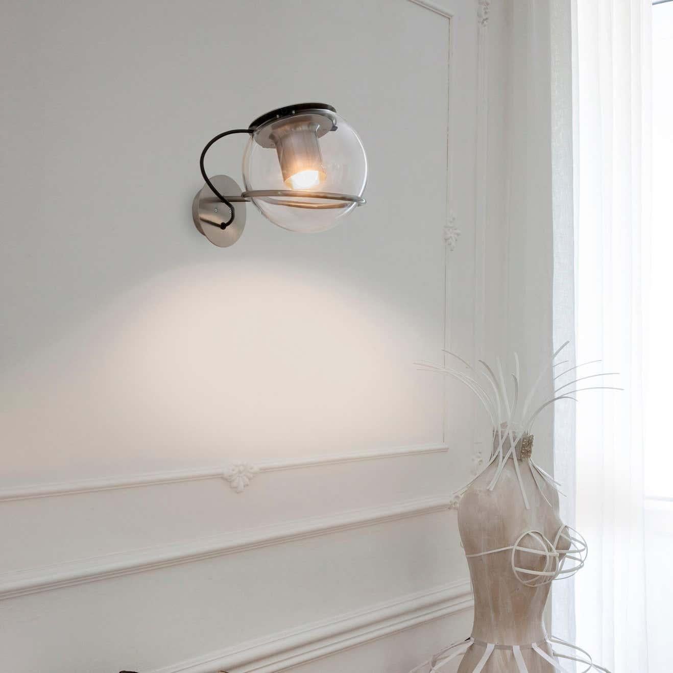 XXIe siècle et contemporain Lampe murale « The Globe » de Joe Colombo en verre soufflé transparent par Oluce en vente