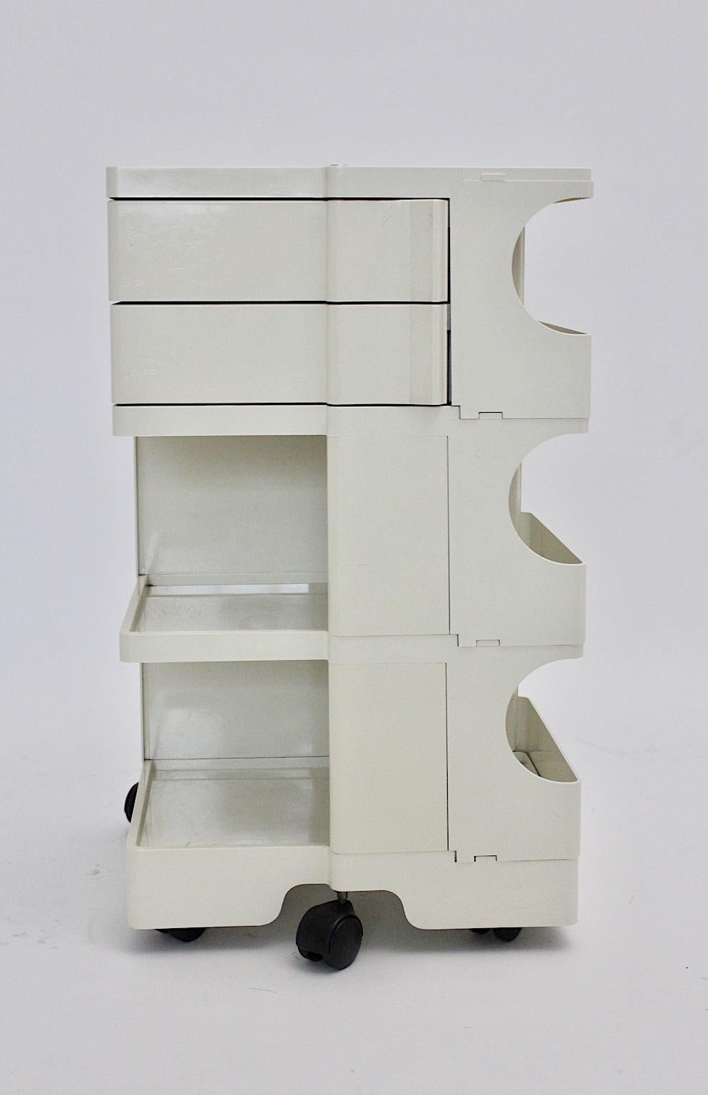 Un conteneur de stockage portable blanc vintage de 3 hauteurs, qui a été conçu par Joe Colombo en 1969, Italie et exécuté par Bieffeplast, Padoue, Italie. Le conteneur de stockage Joe Colombo Boby blanc est fabriqué en plastique blanc et comporte 2