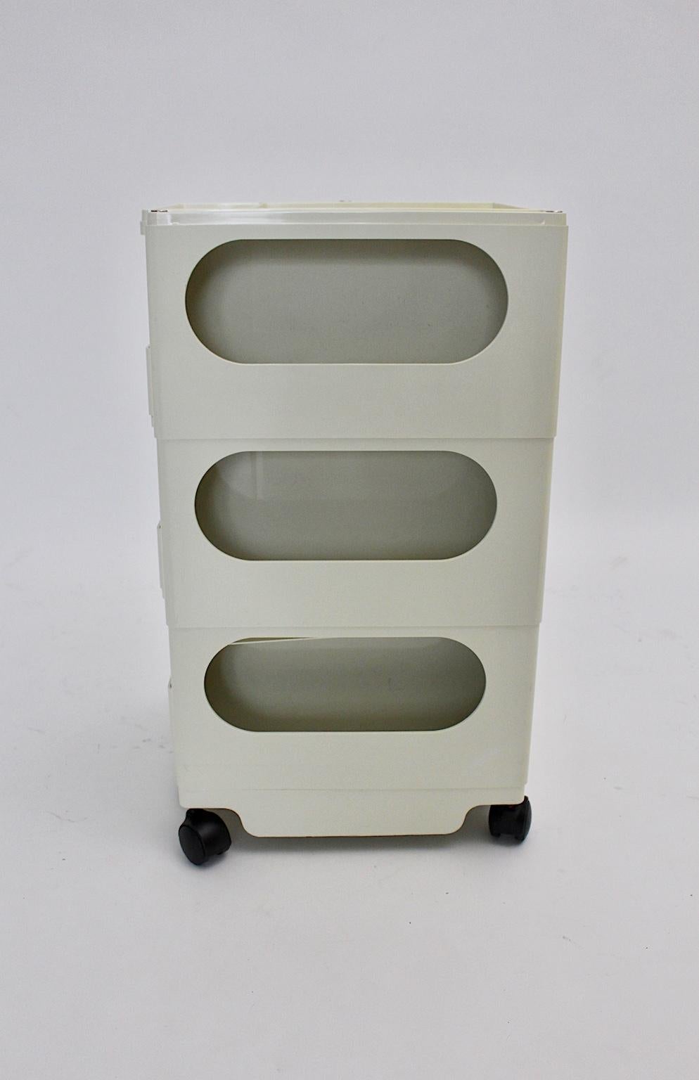 Joe Colombo White Vintage Plastic Boby High Portable Storage Container, Italy In Fair Condition For Sale In Vienna, AT