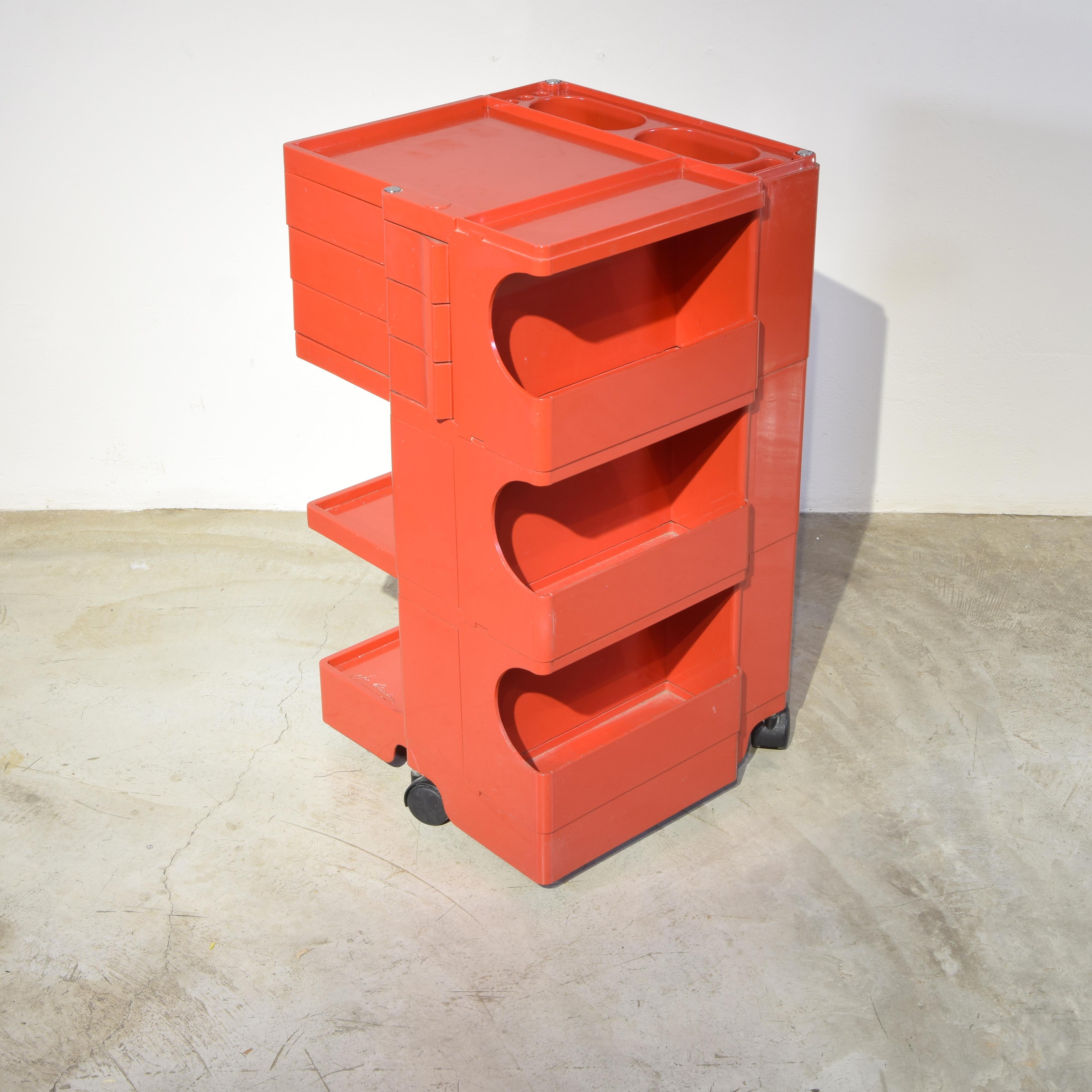 An elegant and at the same time practical and useful work trolley, model Boby, this one designed by Joe Colombo and produced by Bieffeplast. Designed for architects and engineers, it was later also adopted by hairdressers at that time. Today it is