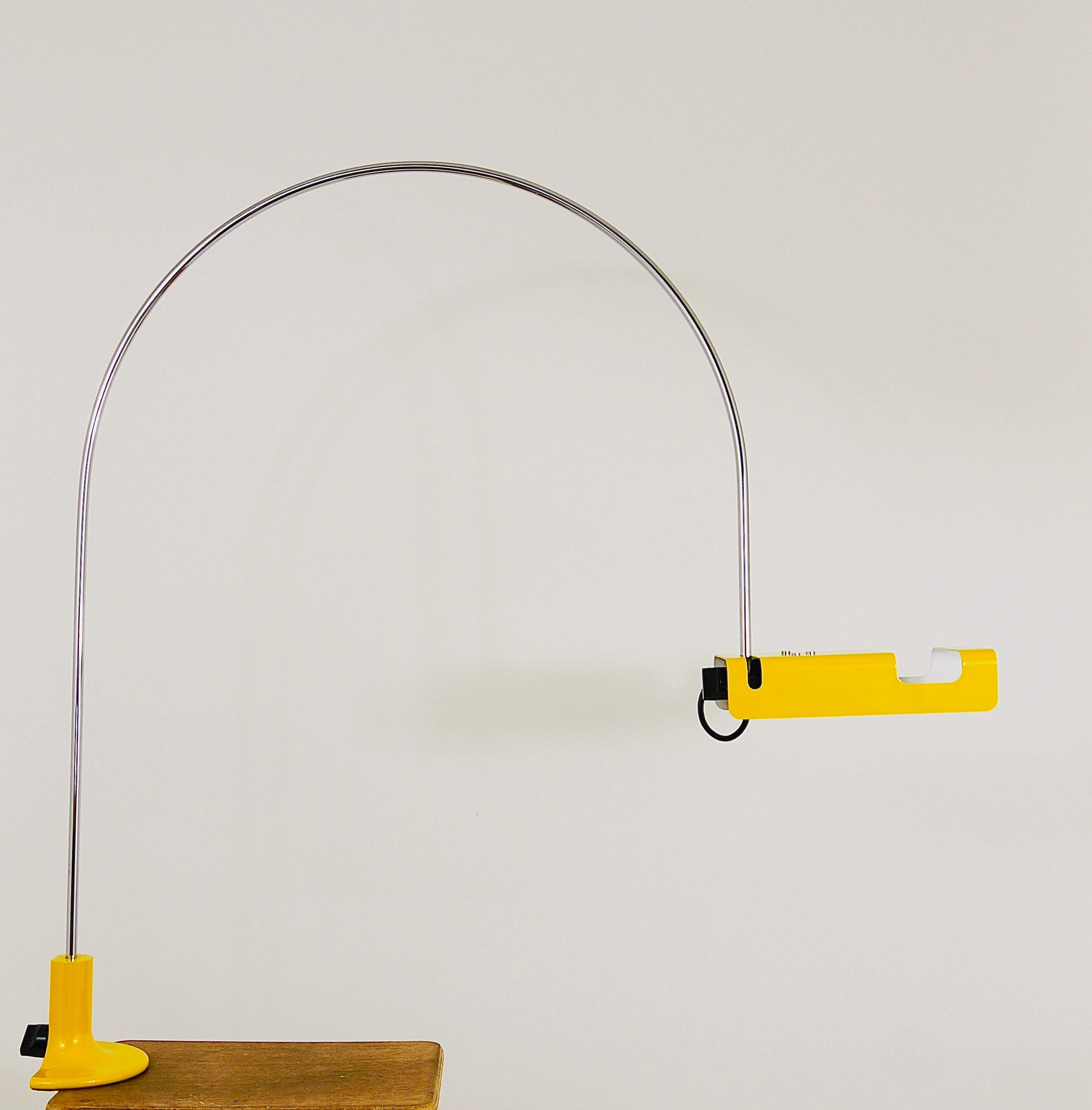 A Minimalist sculptural Mid-Century Modern desk or table lamp from the 1960s. Designed by Joe Colombo for Oluce, Italy. An early model with the “1967” label inside the lampshade. Height-adjustable and rotatable with a tiltable and rotatable shade on