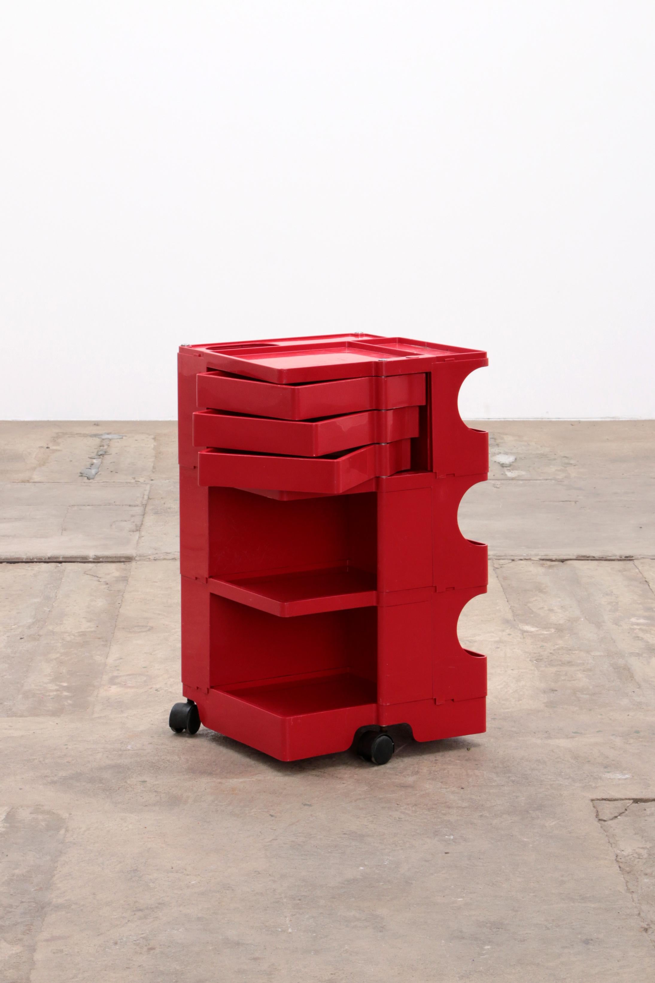 Discover Joe Colombo's Iconic Red 'Boby' Trolley

This beautiful red 'Boby' trolley, designed by the renowned Joe Colombo, is not only a feast for the eyes, but also an example of functionality and well-thought-out design. Manufactured by