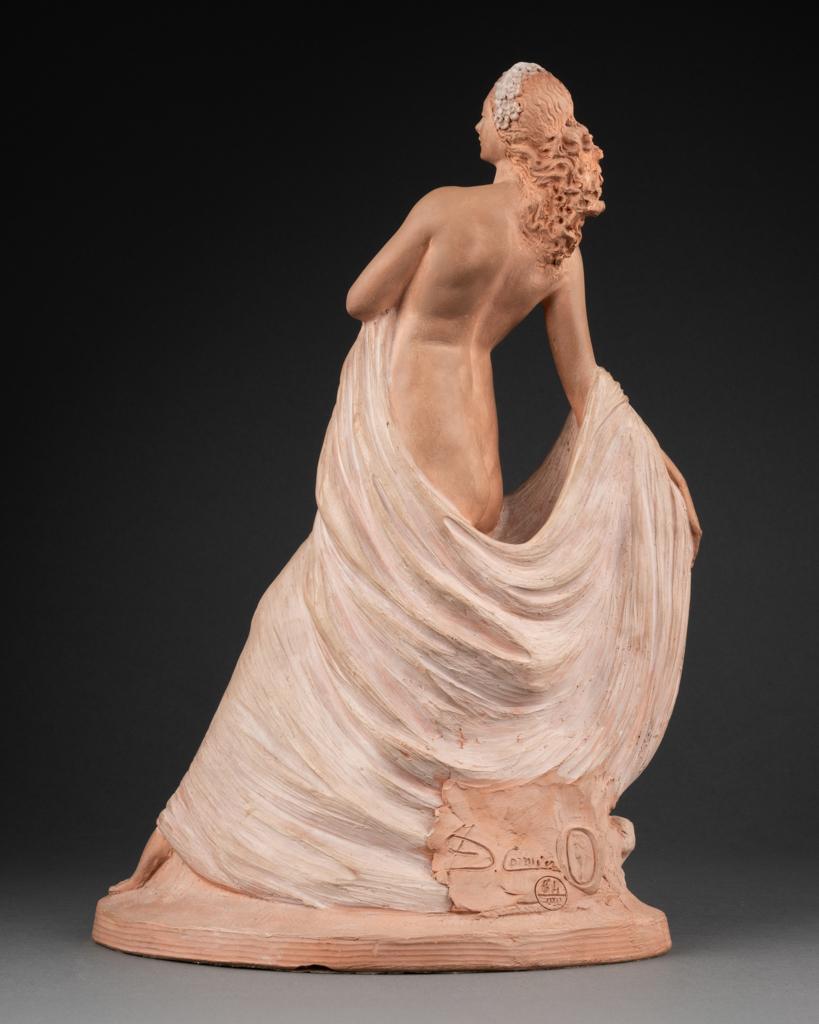 Joe Descomps dit « Cormier » : « Femme enlevant un voile », sculpture en terre cuite, vers 1940 Bon état - En vente à SAINT-OUEN-SUR-SEINE, FR