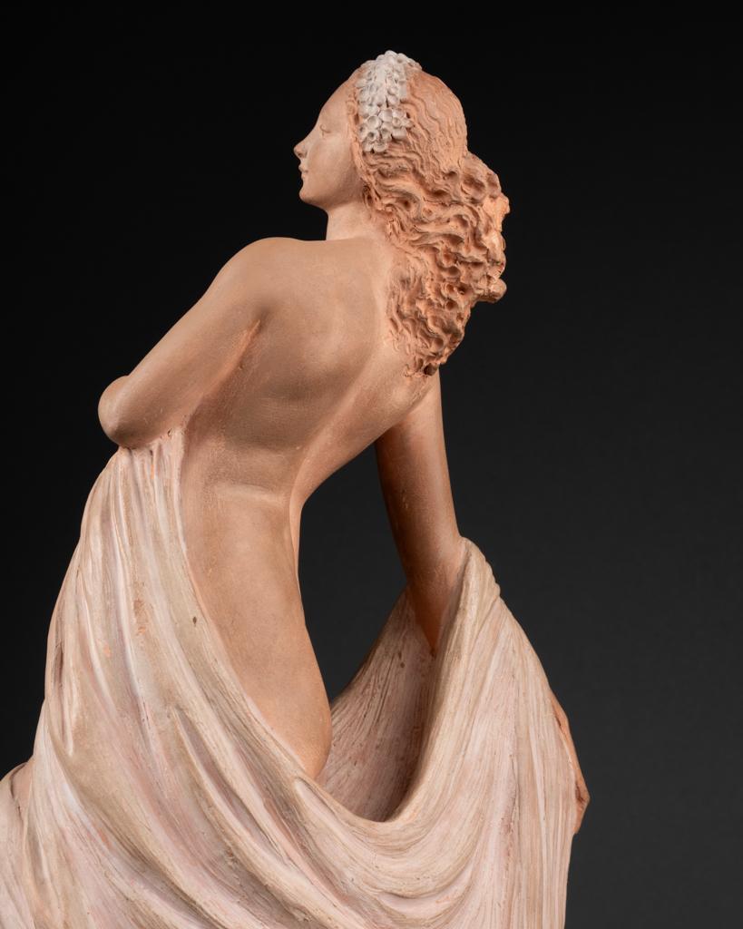 Terre cuite Joe Descomps dit « Cormier » : « Femme enlevant un voile », sculpture en terre cuite, vers 1940 en vente