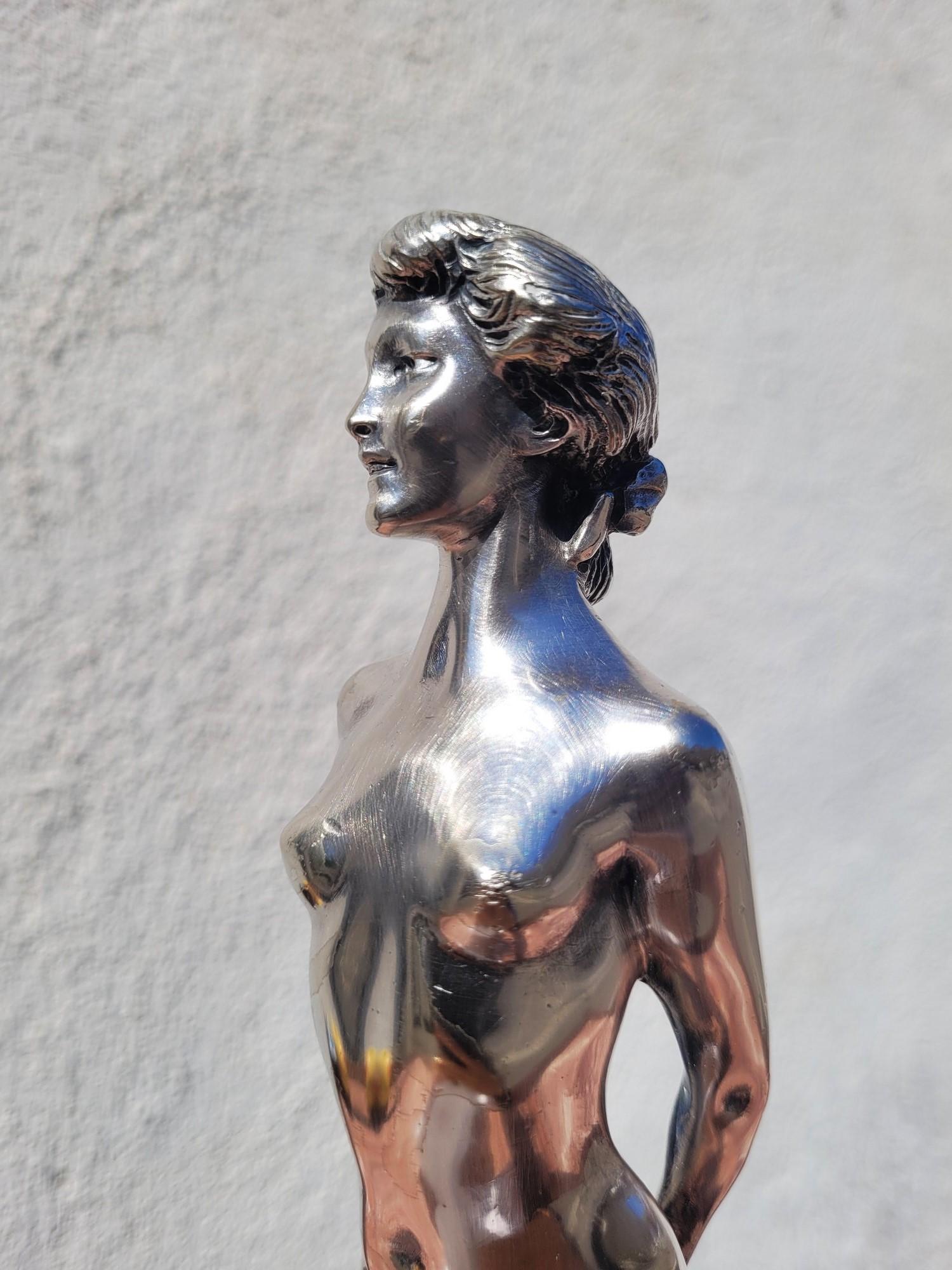 Versilberte Bronze einer nackten Frau mit hochgestecktem Haar, die ein Tuch hinter dem Rücken hält.

Diese Skulptur ist signiert von Joe Descomps

Joe Descomps ist ein französischer Künstler, der seit 1883 Mitglied der Gesellschaft der Künstler ist;