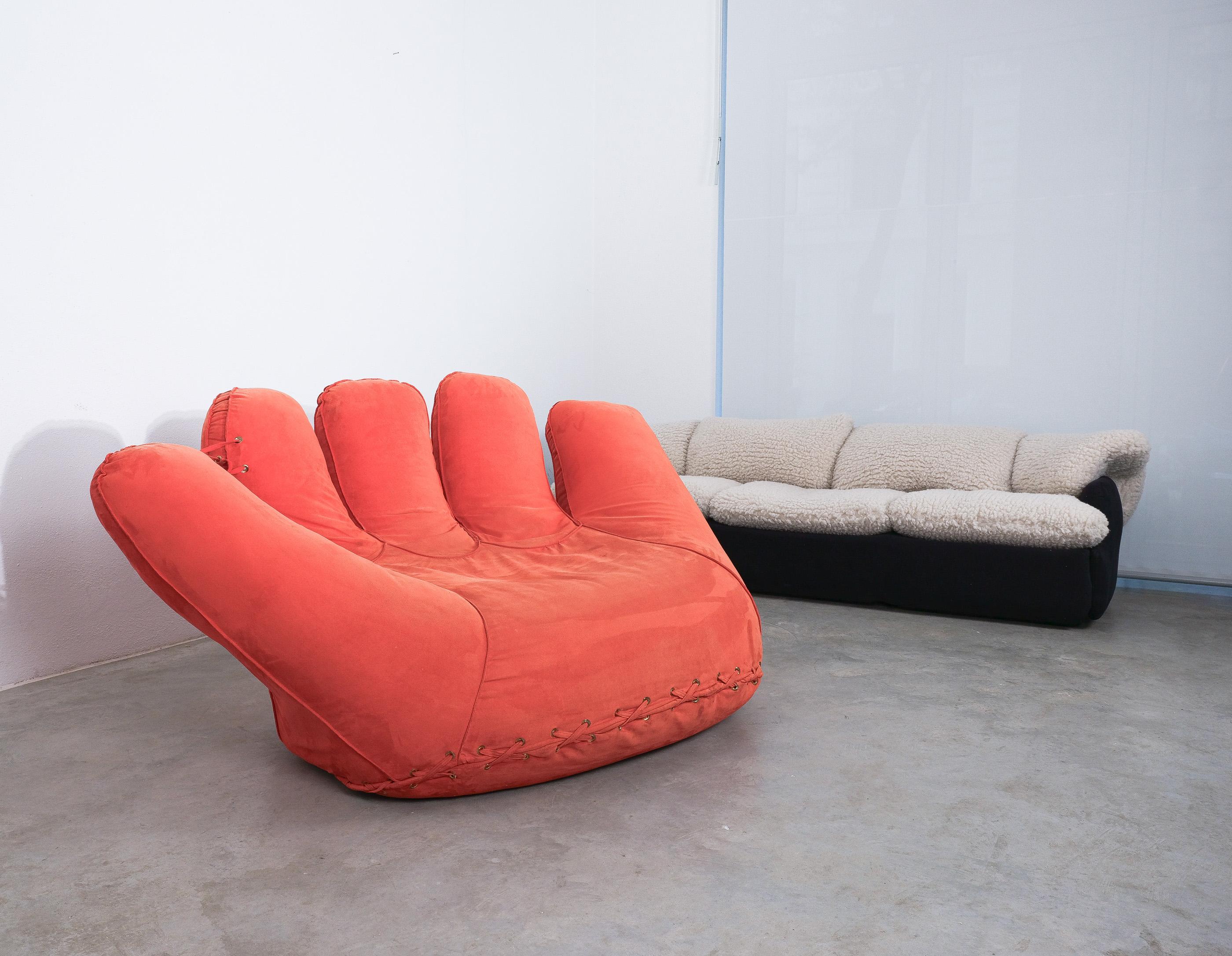 Baseball glove lounge chair designed by Jonathan de Pas, Donato D'urbino
and Paolo Lomazzi for Poltronova,  1980 edition in red ultra suede

Measures: 71
