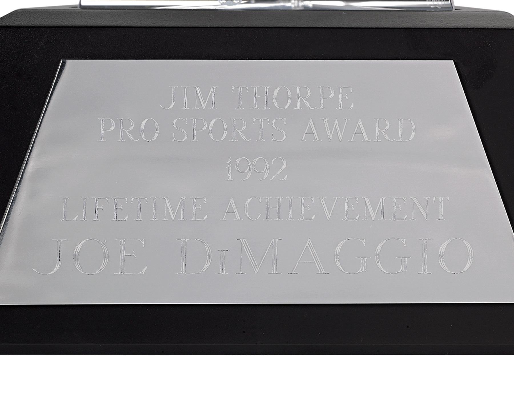 Joe DiMaggio’s Jim Thorpe Lifetime Achievement Award (Radiert) im Angebot