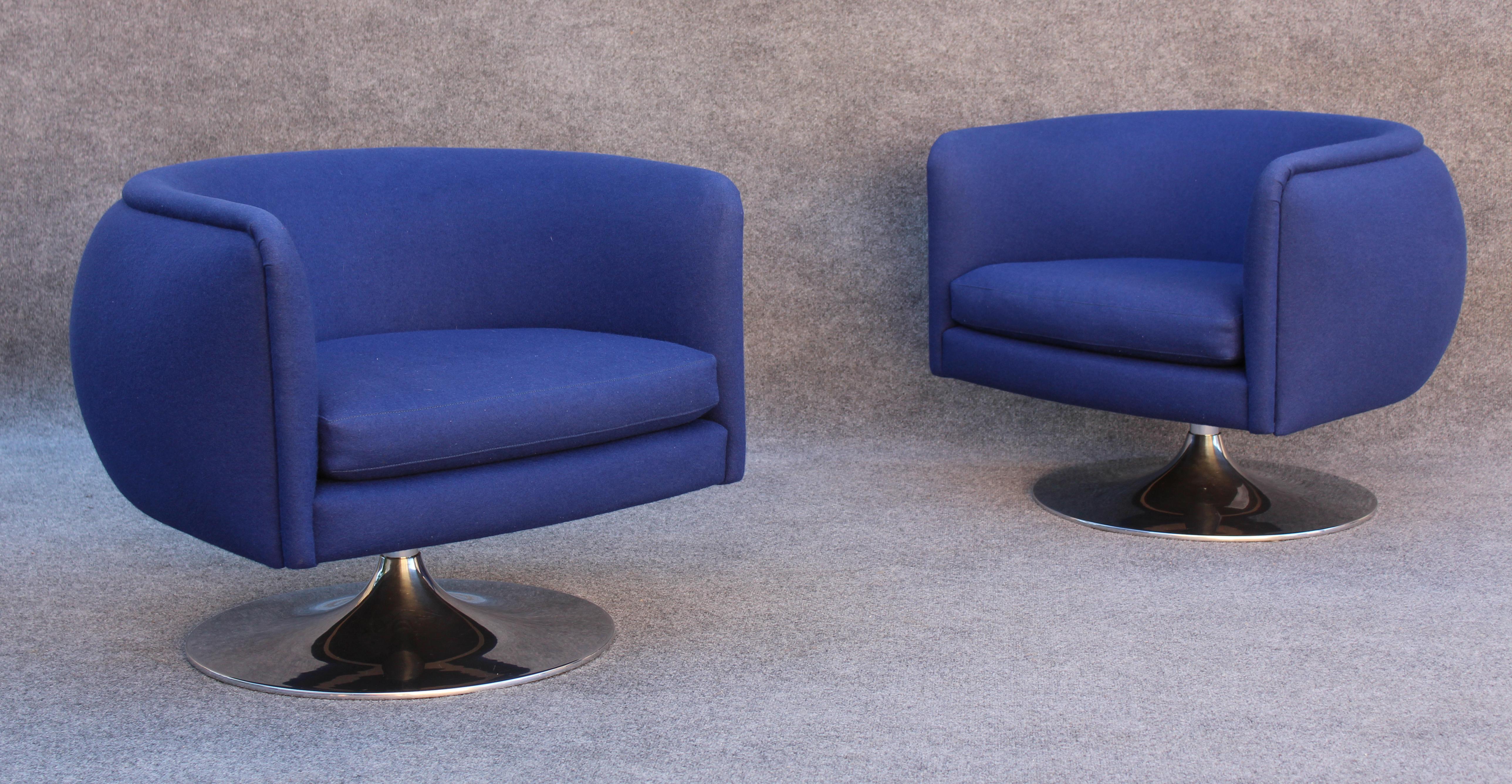 Joe D'Urso pour Knoll paire de fauteuils club lounge pivotants en laine mélangée bleu profond en vente 3