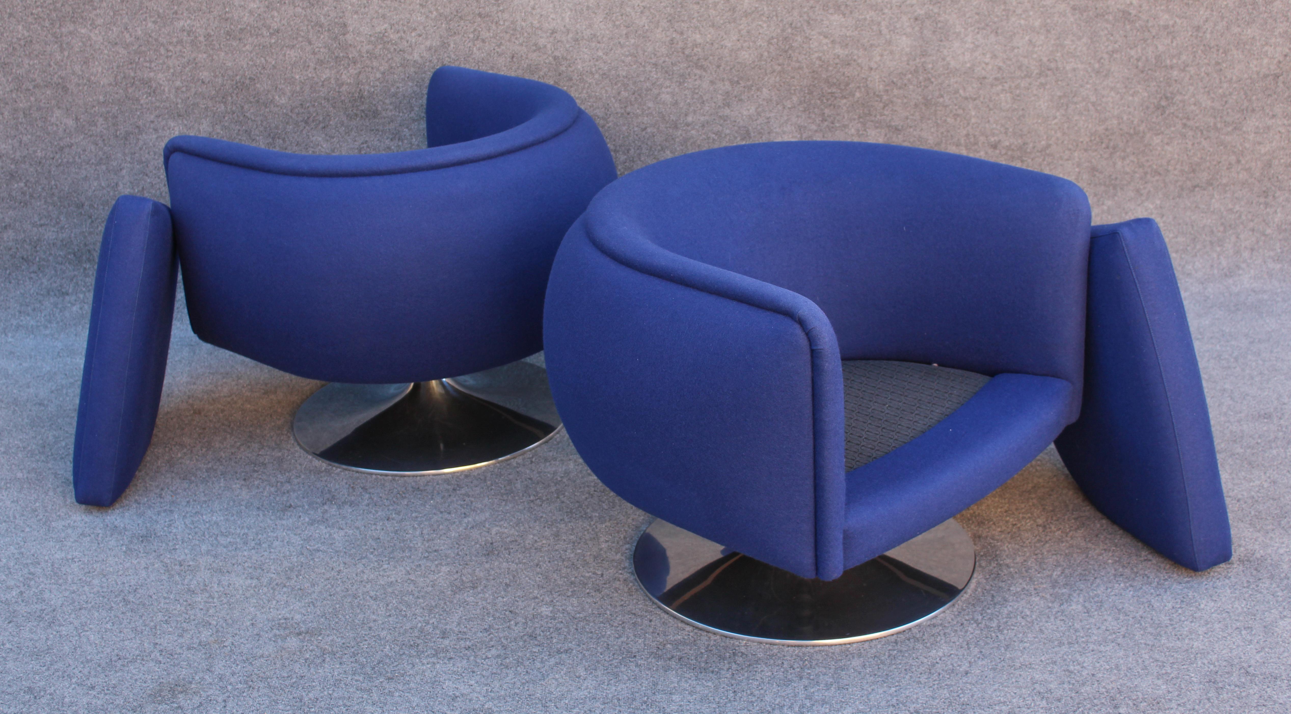 Joe D'Urso for Knoll Pair of Swivel Club Lounge Chairs in Deep Blue Wool Blend For Sale 7
