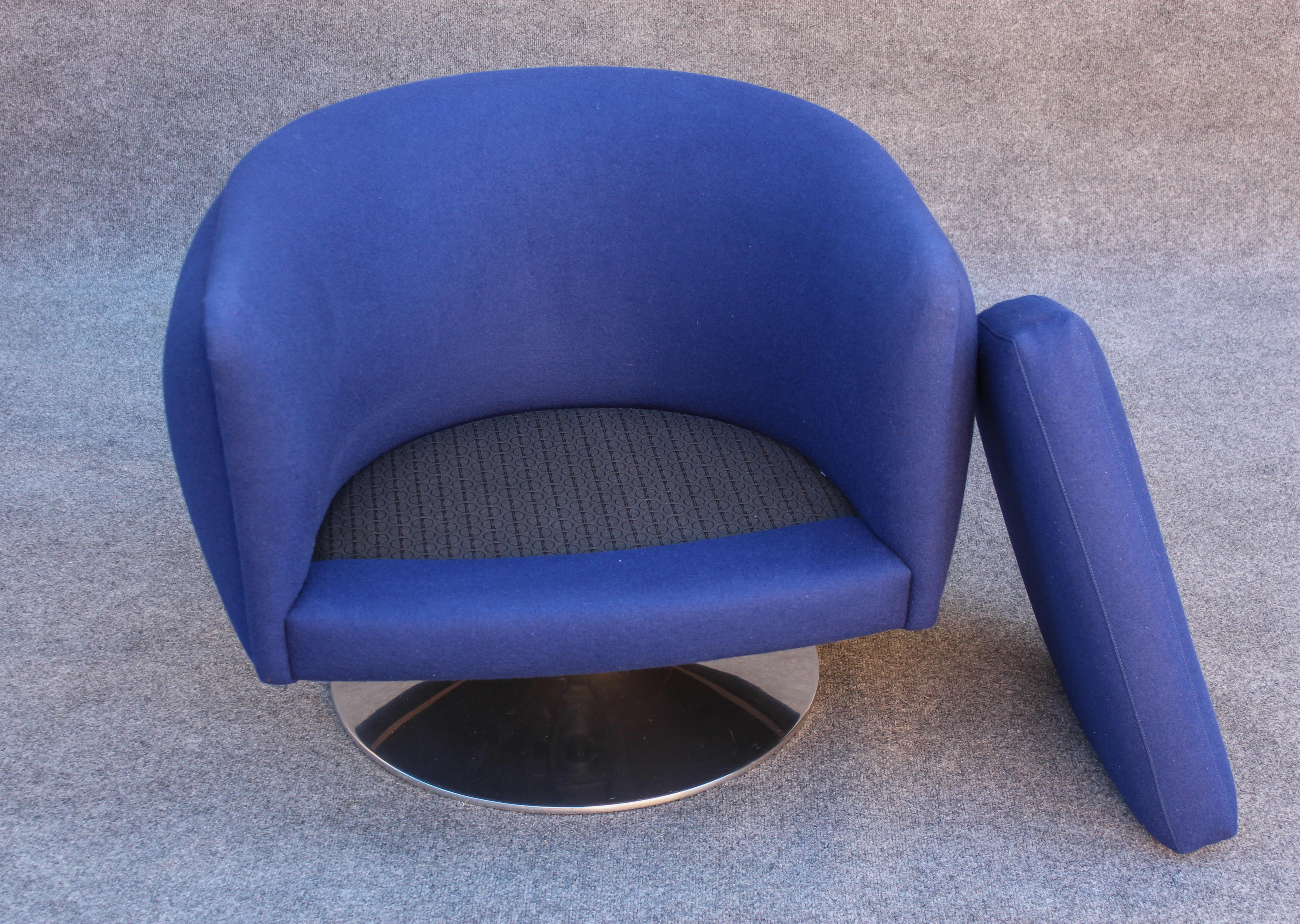 Joe D'Urso for Knoll Pair of Swivel Club Lounge Chairs in Deep Blue Wool Blend For Sale 8