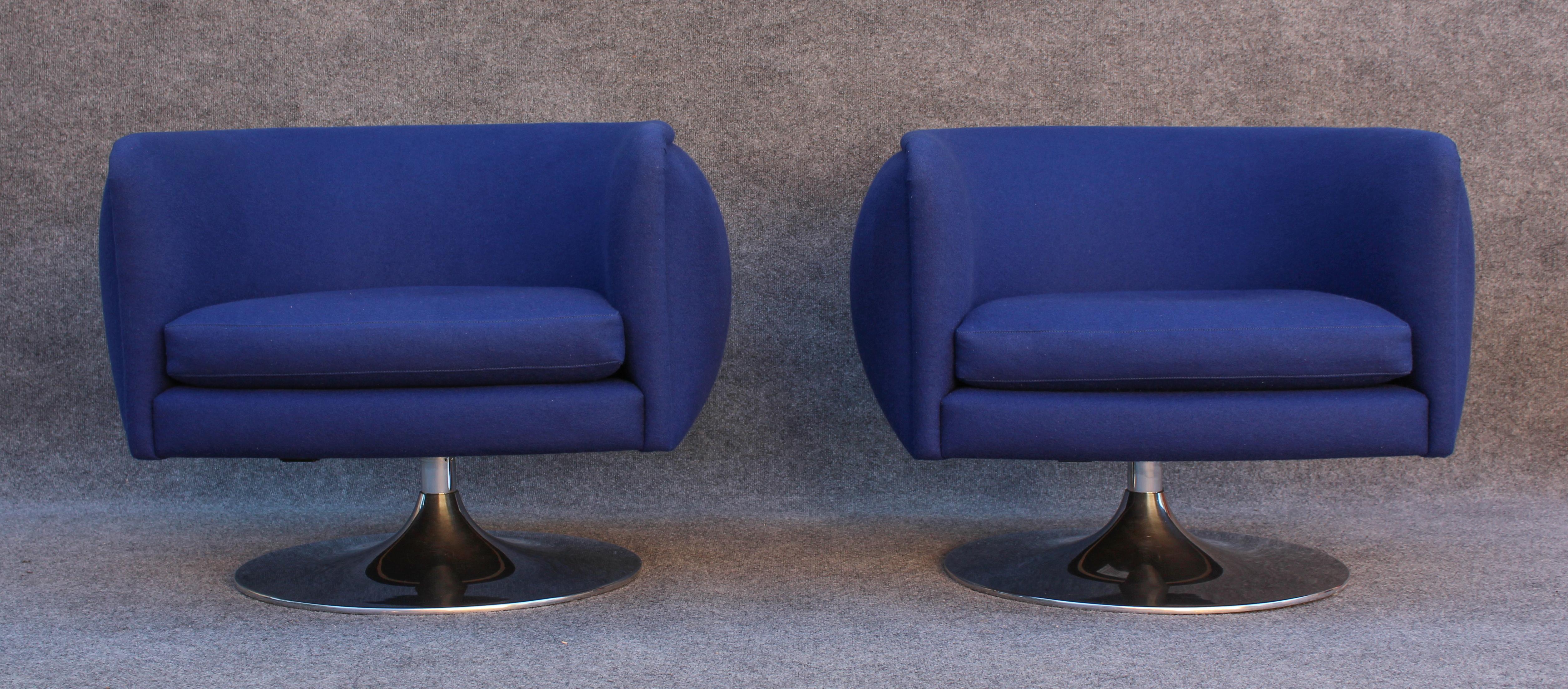 Mid-Century Modern Joe D'Urso for Knoll Pair of Swivel Club Lounge Chairs in Deep Blue Wool Blend For Sale