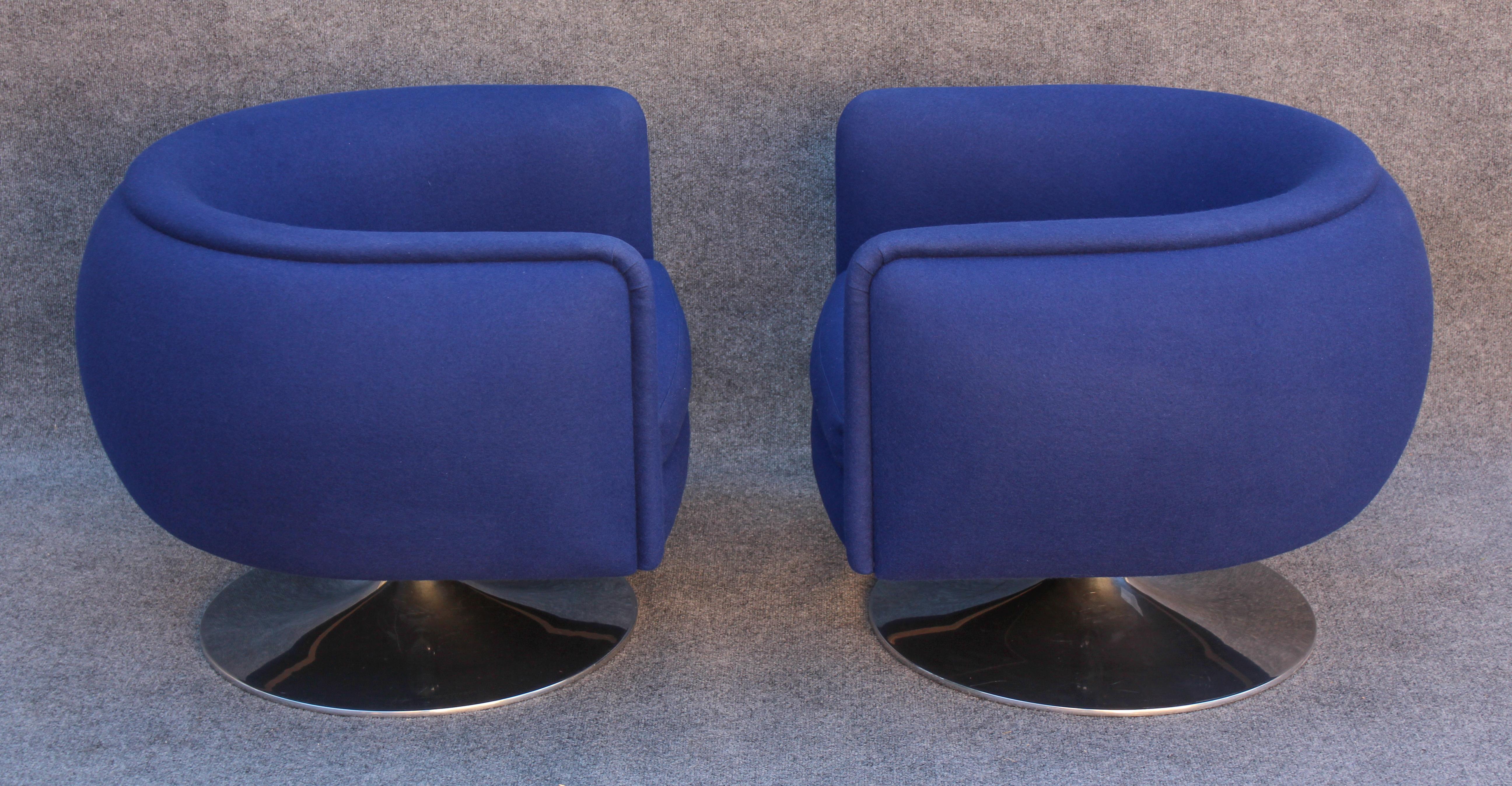 American Joe D'Urso for Knoll Pair of Swivel Club Lounge Chairs in Deep Blue Wool Blend For Sale