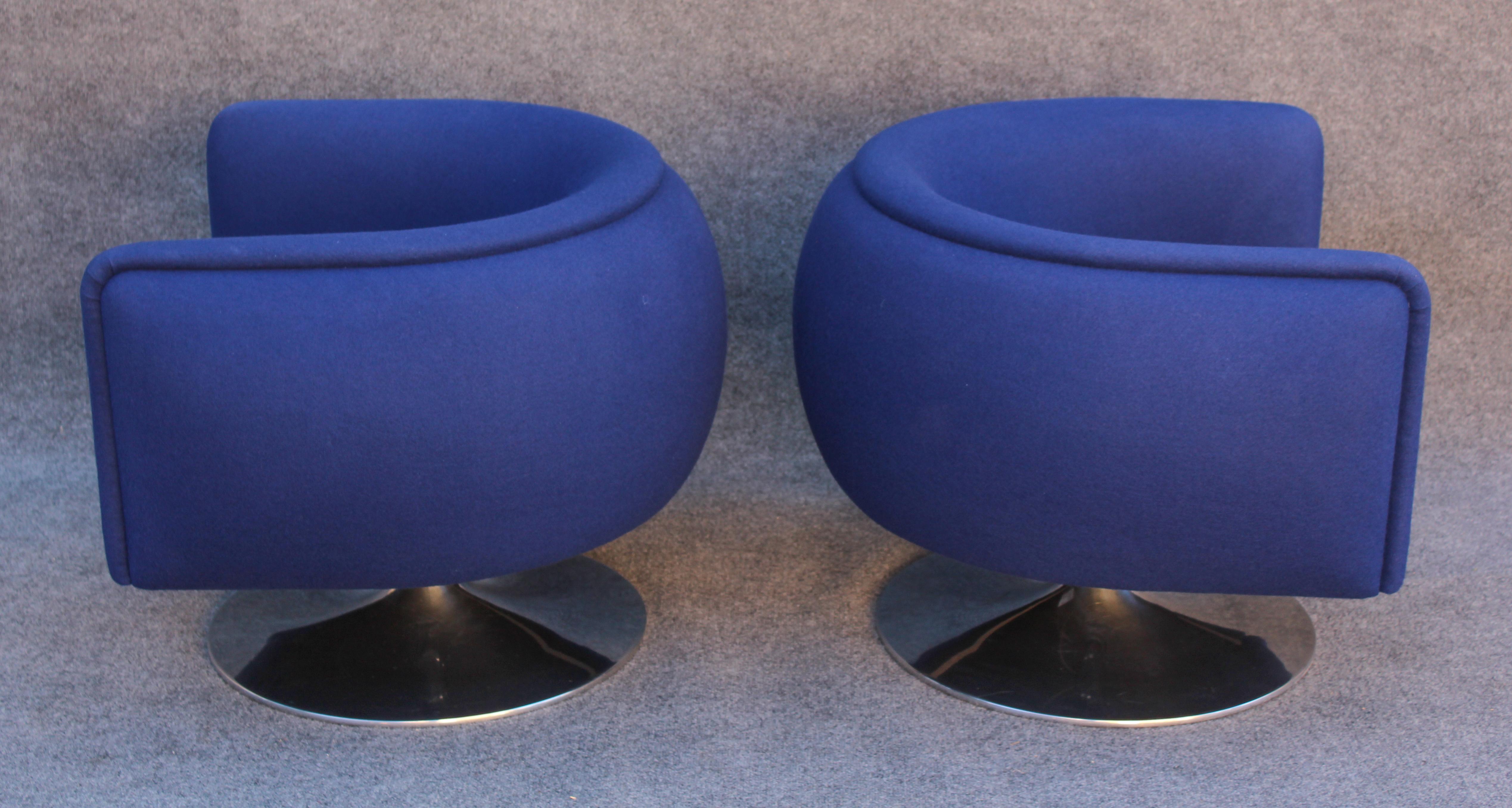 Joe D'Urso for Knoll Pair of Swivel Club Lounge Chairs in Deep Blue Wool Blend In Good Condition For Sale In Philadelphia, PA