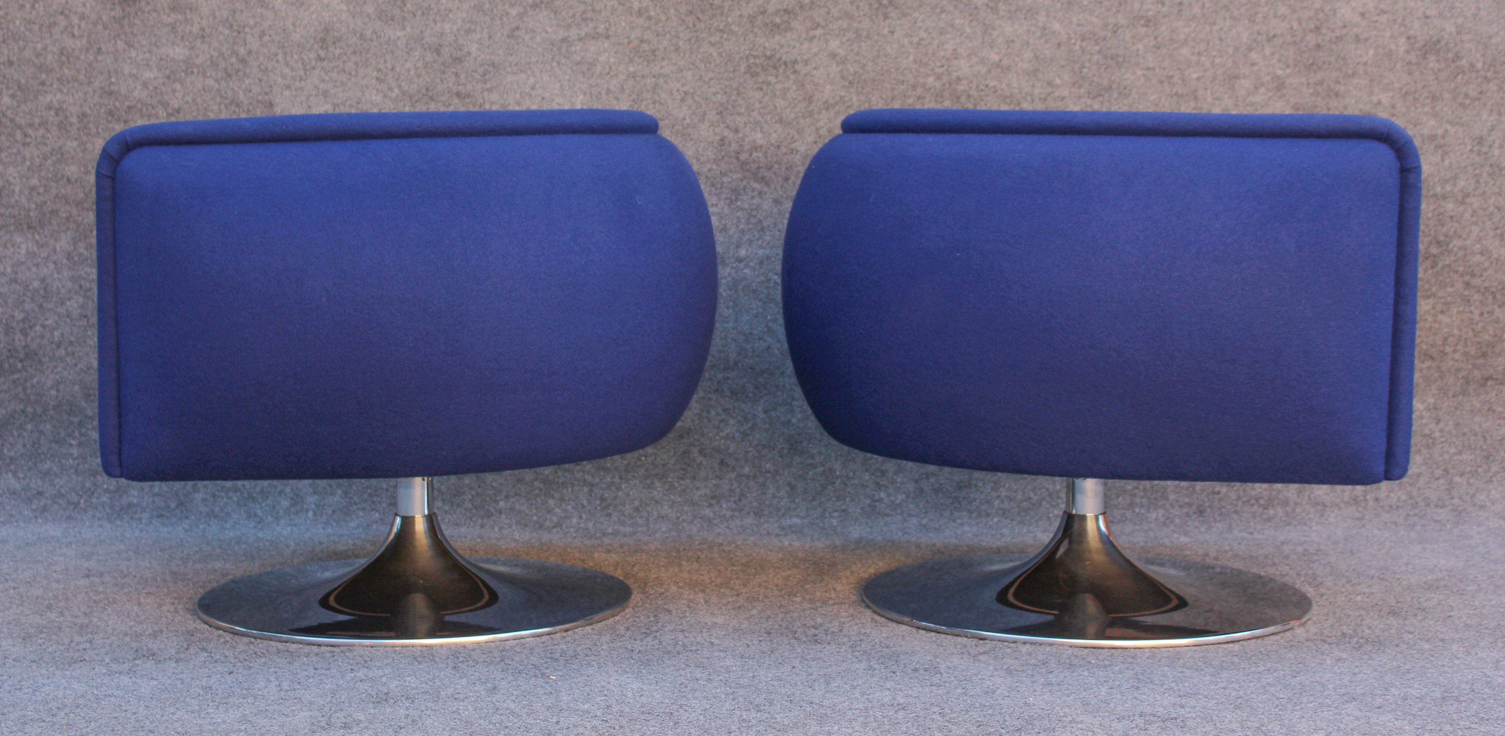 XXIe siècle et contemporain Joe D'Urso pour Knoll paire de fauteuils club lounge pivotants en laine mélangée bleu profond en vente