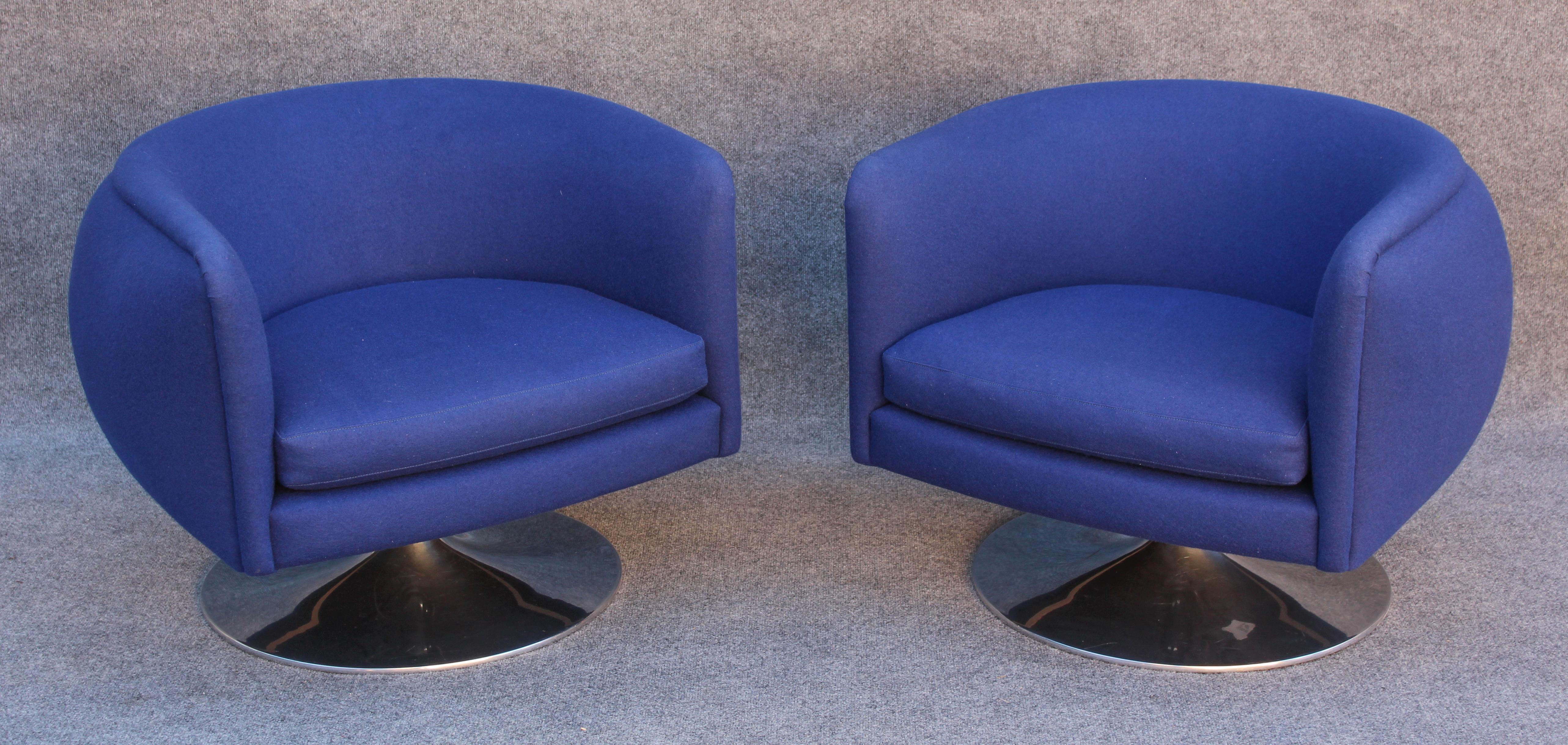 Aluminum Joe D'Urso for Knoll Pair of Swivel Club Lounge Chairs in Deep Blue Wool Blend For Sale