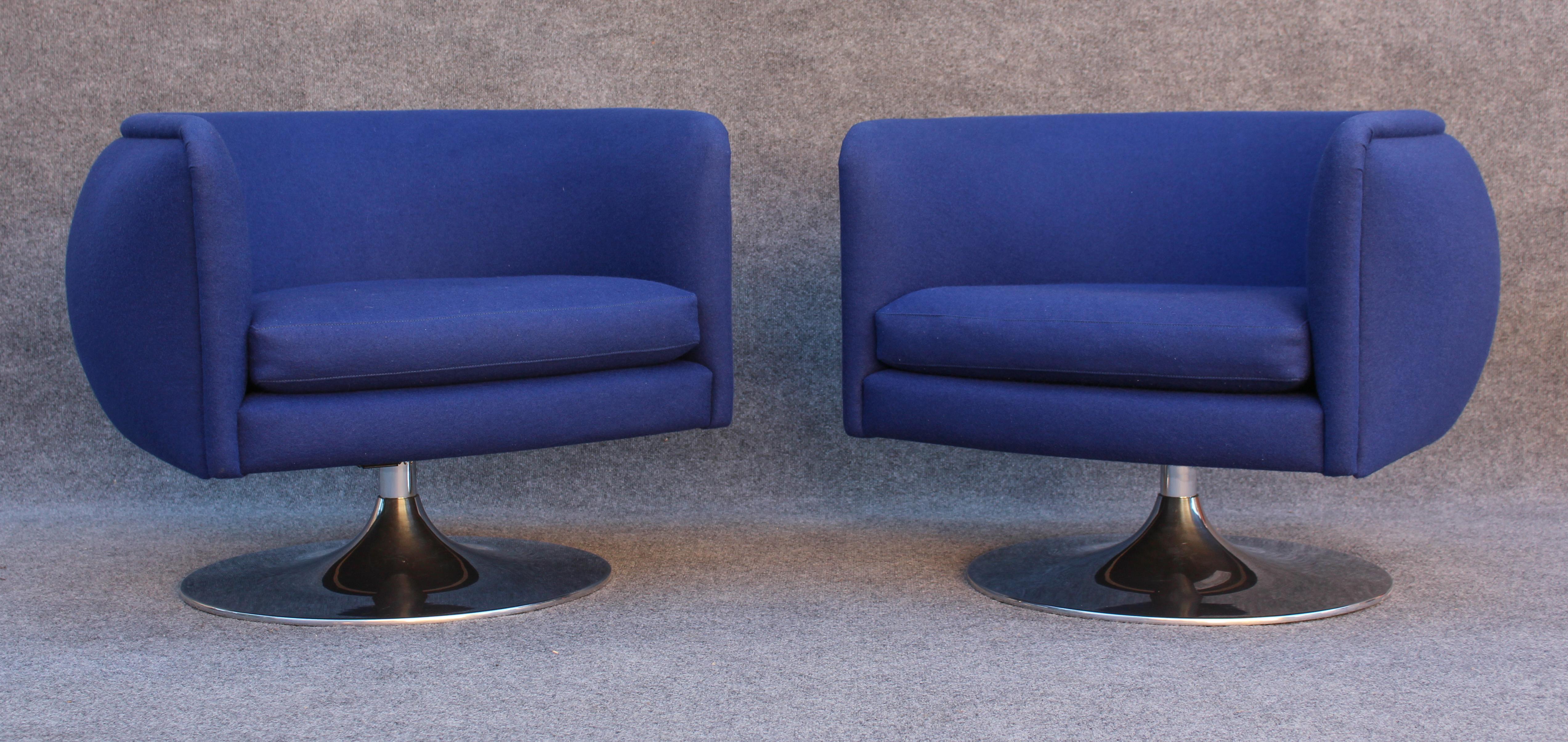 Joe D'Urso pour Knoll paire de fauteuils club lounge pivotants en laine mélangée bleu profond en vente 1