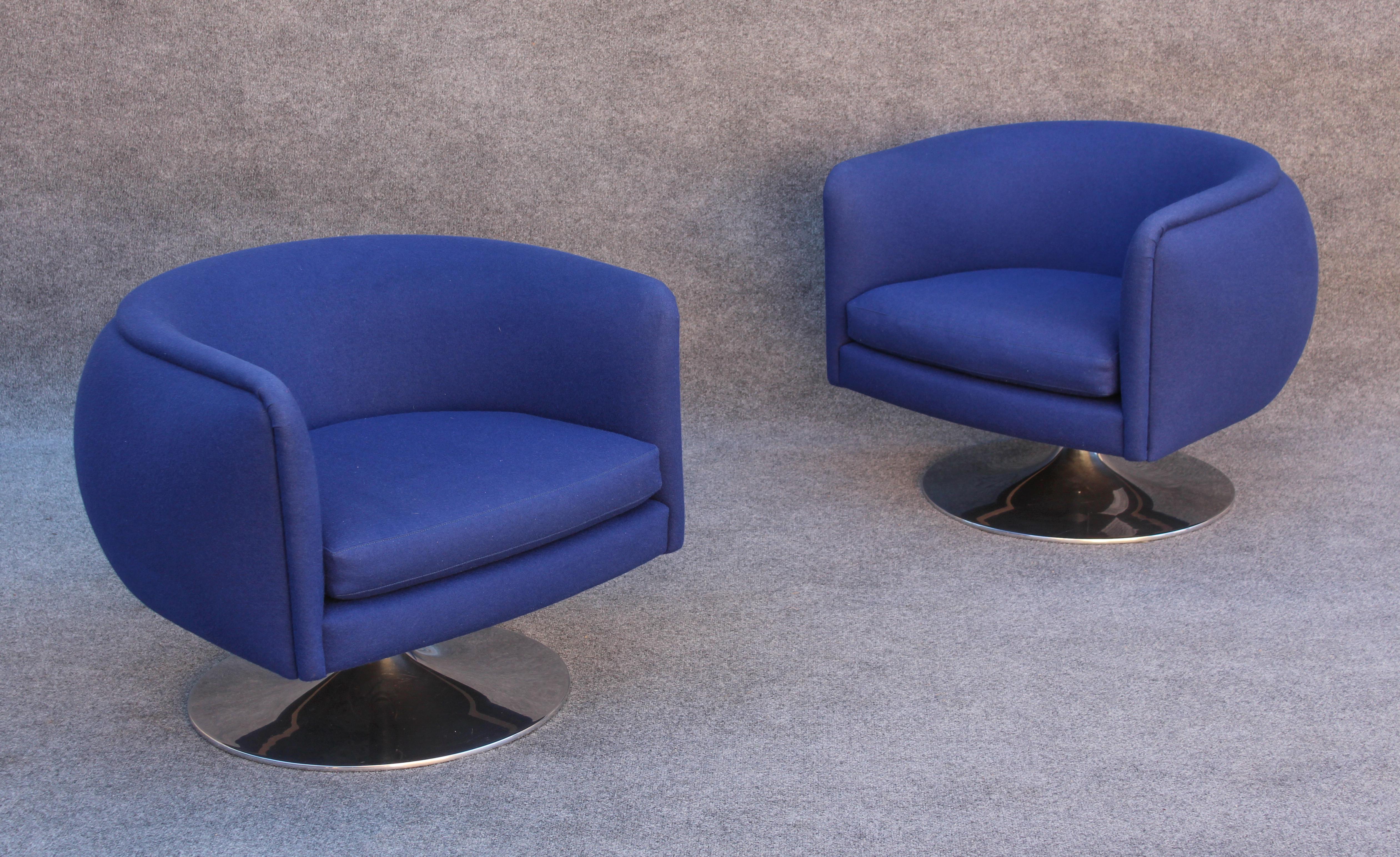 Joe D'Urso pour Knoll paire de fauteuils club lounge pivotants en laine mélangée bleu profond en vente 2