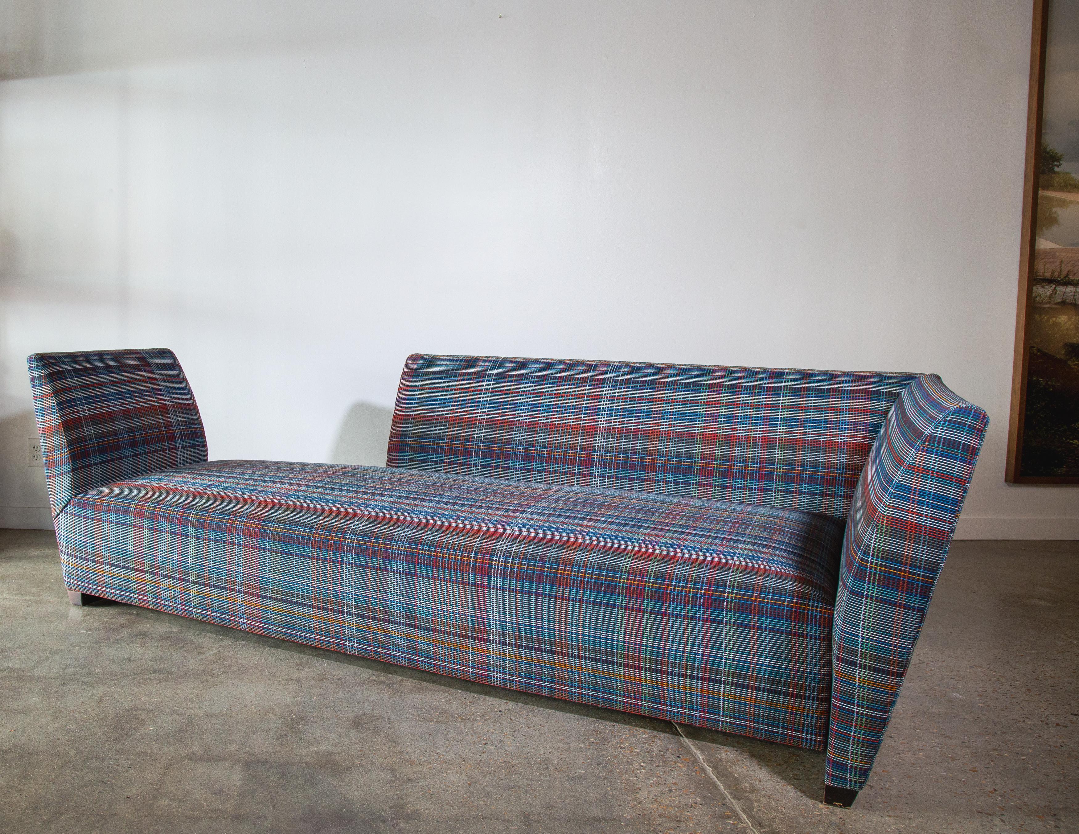 Un long canapé / chaise tete a tete conçu par Joe D'Urso pour Donghia. Une forme légèrement effilée avec un dos ouvert pour le passage. MEAN est conçu pour flotter dans une pièce, d'où le nom d'
