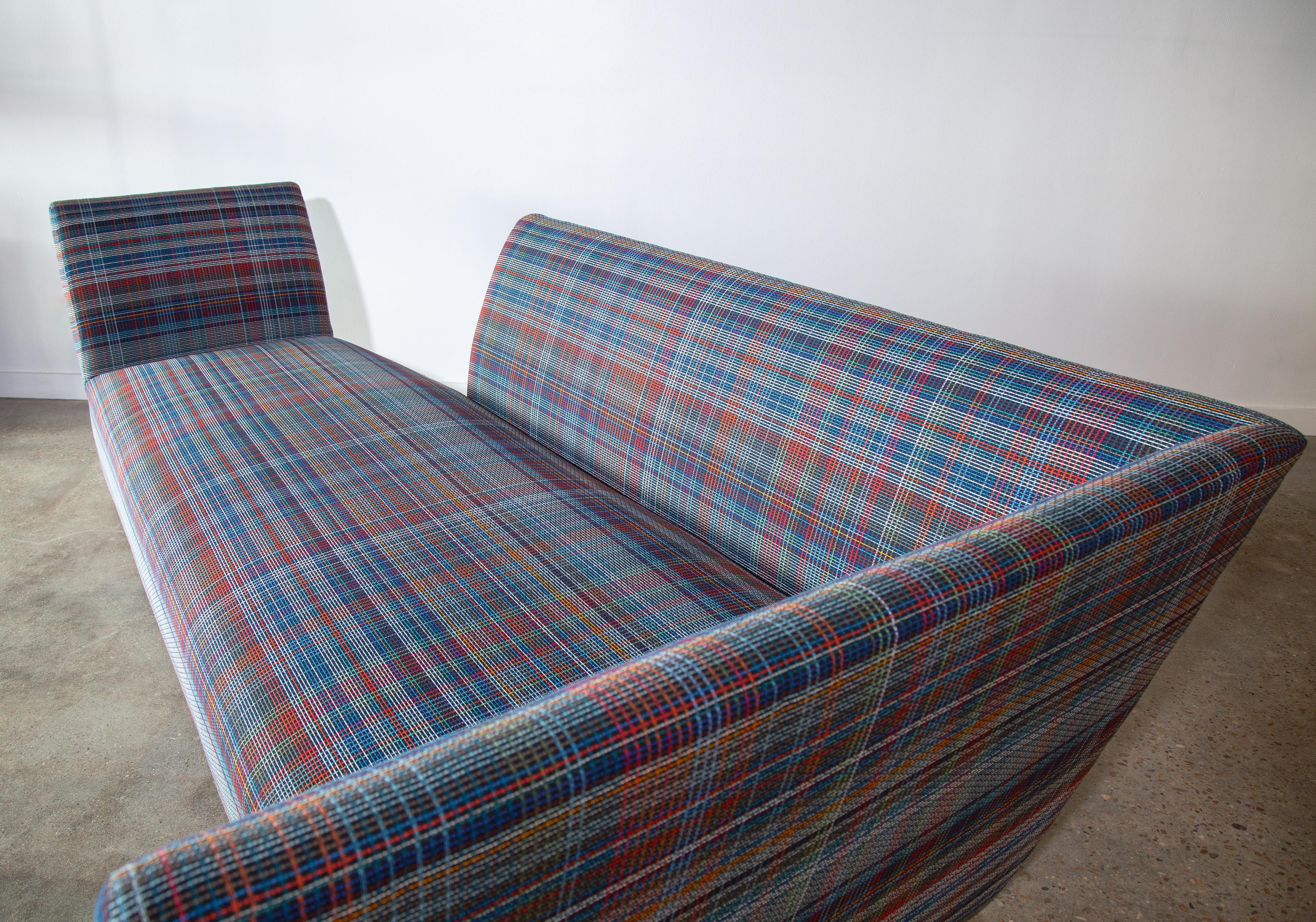 Joe D'Urso Island Sofa für Donghia Knoll Plaidtastic Tete-a-tete Chaiselongue aus Stoff (Moderne) im Angebot