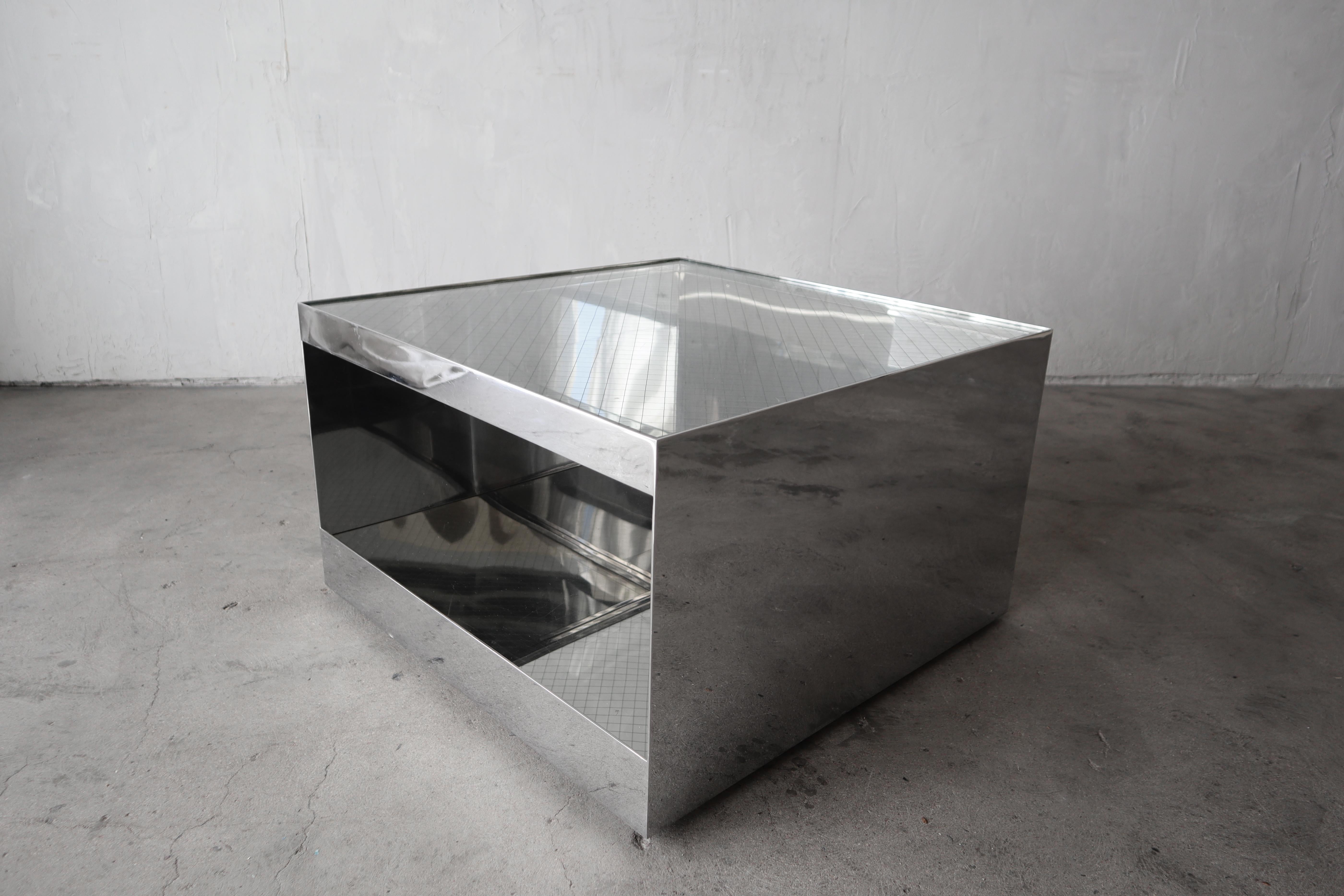 Joe D'urso pour Steele, table roulante en acier inoxydable poli, modèle 6027T.   La table est composée d'un cadre en acier poli sur 3 côtés et d'un côté ouvert avec un plateau en verre de sécurité.  La table repose sur des roulettes.

La table est